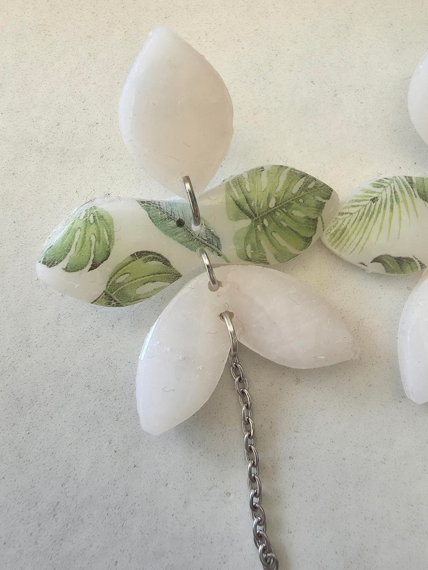 Boucles d'oreilles tropicales – pétales blancs & feuilles monstera en argile polymère