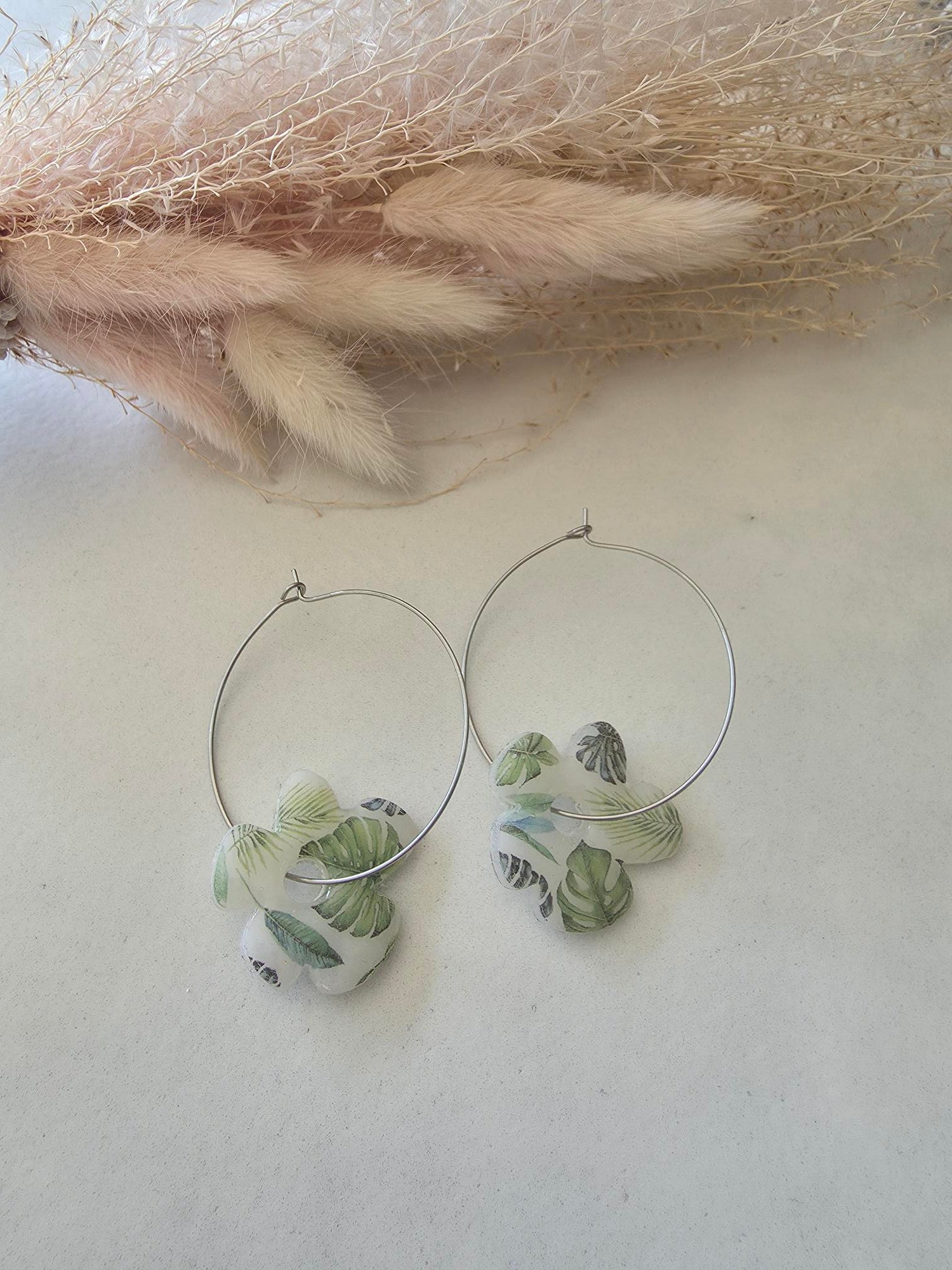 Boucles d'oreilles créoles cercle argenté & perles feuilles tropicales en argile polymère