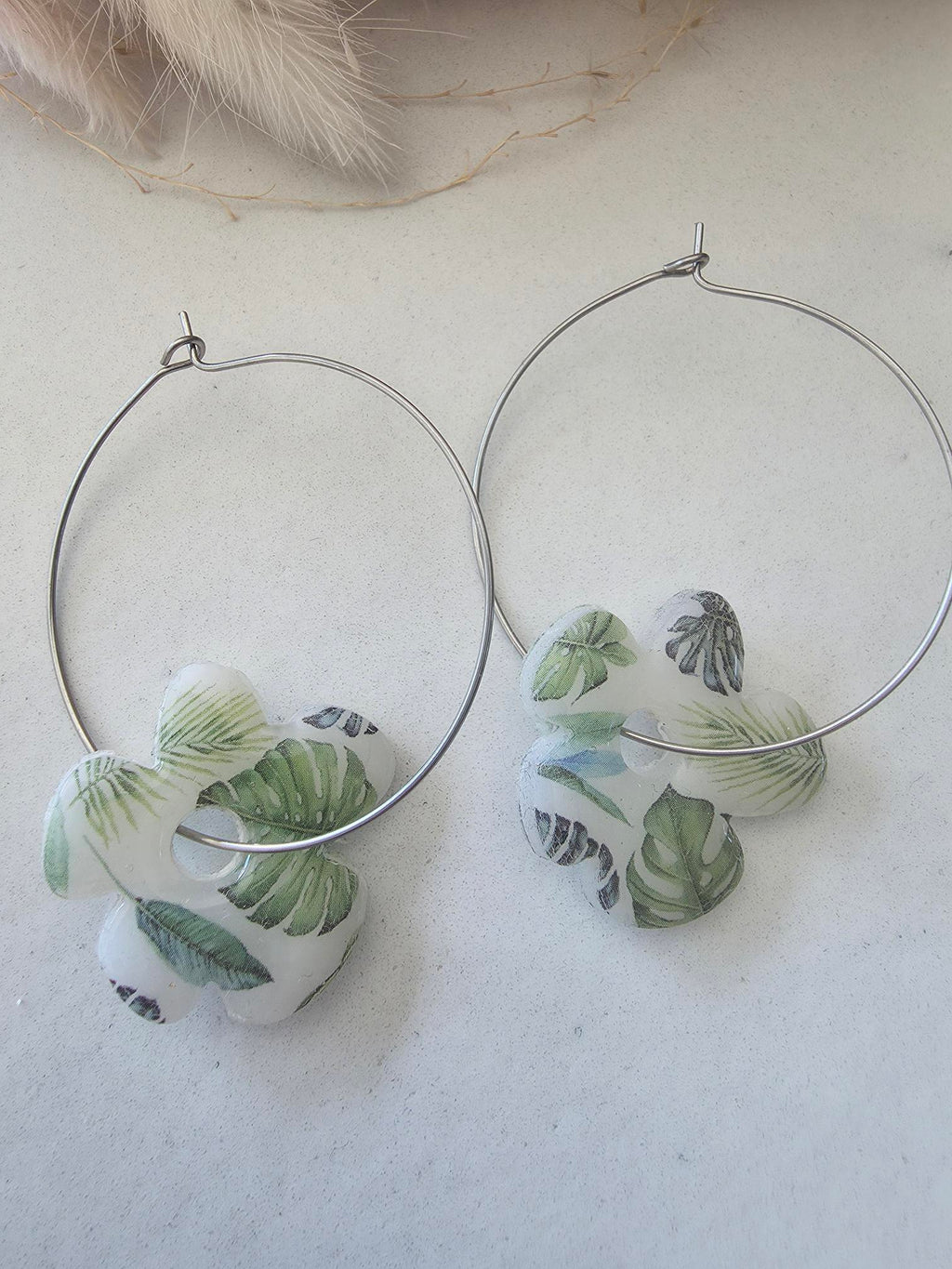 Boucles d'oreilles créoles cercle argenté & perles feuilles tropicales en argile polymère