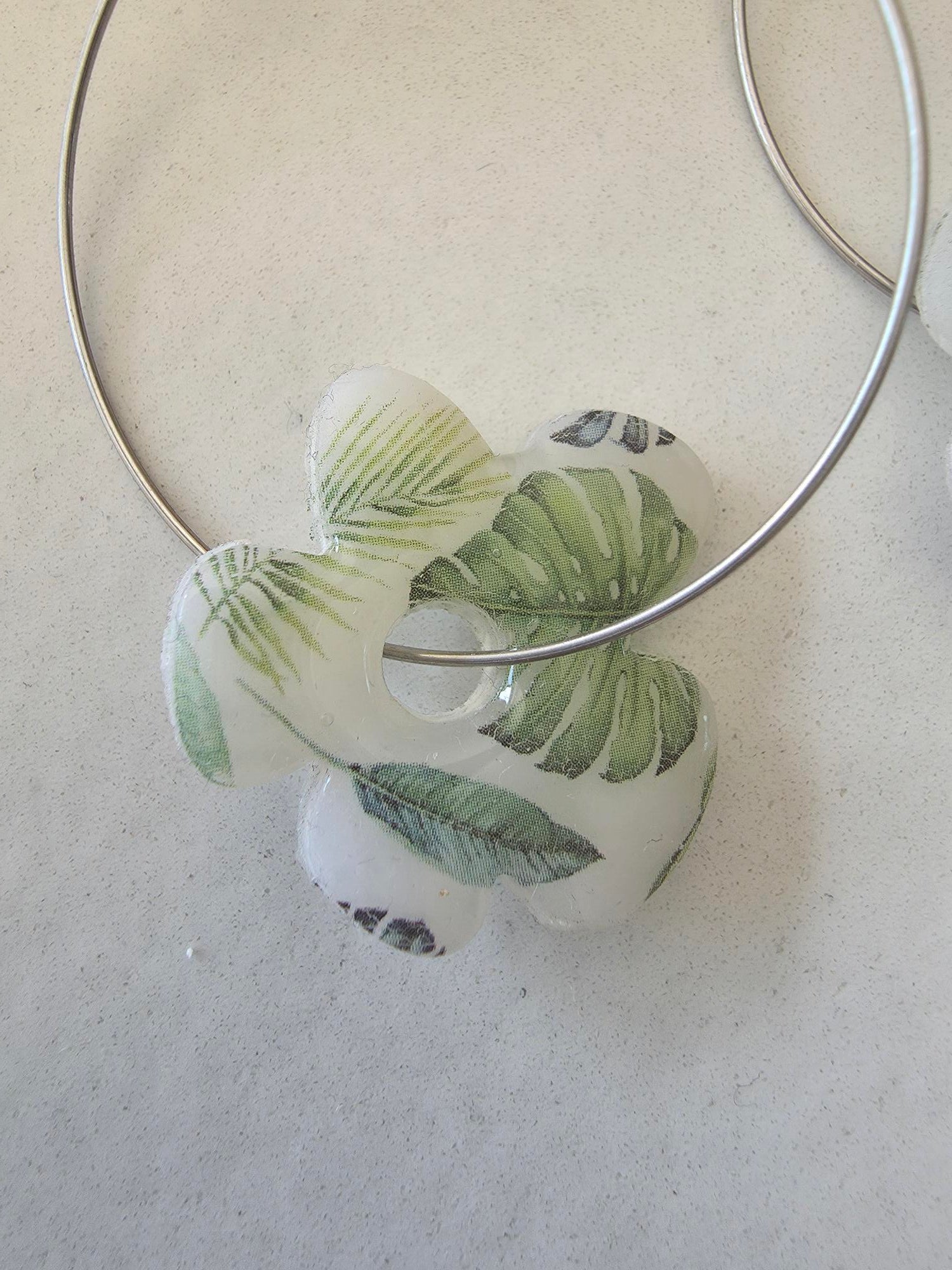 Boucles d'oreilles créoles cercle argenté & perles feuilles tropicales en argile polymère