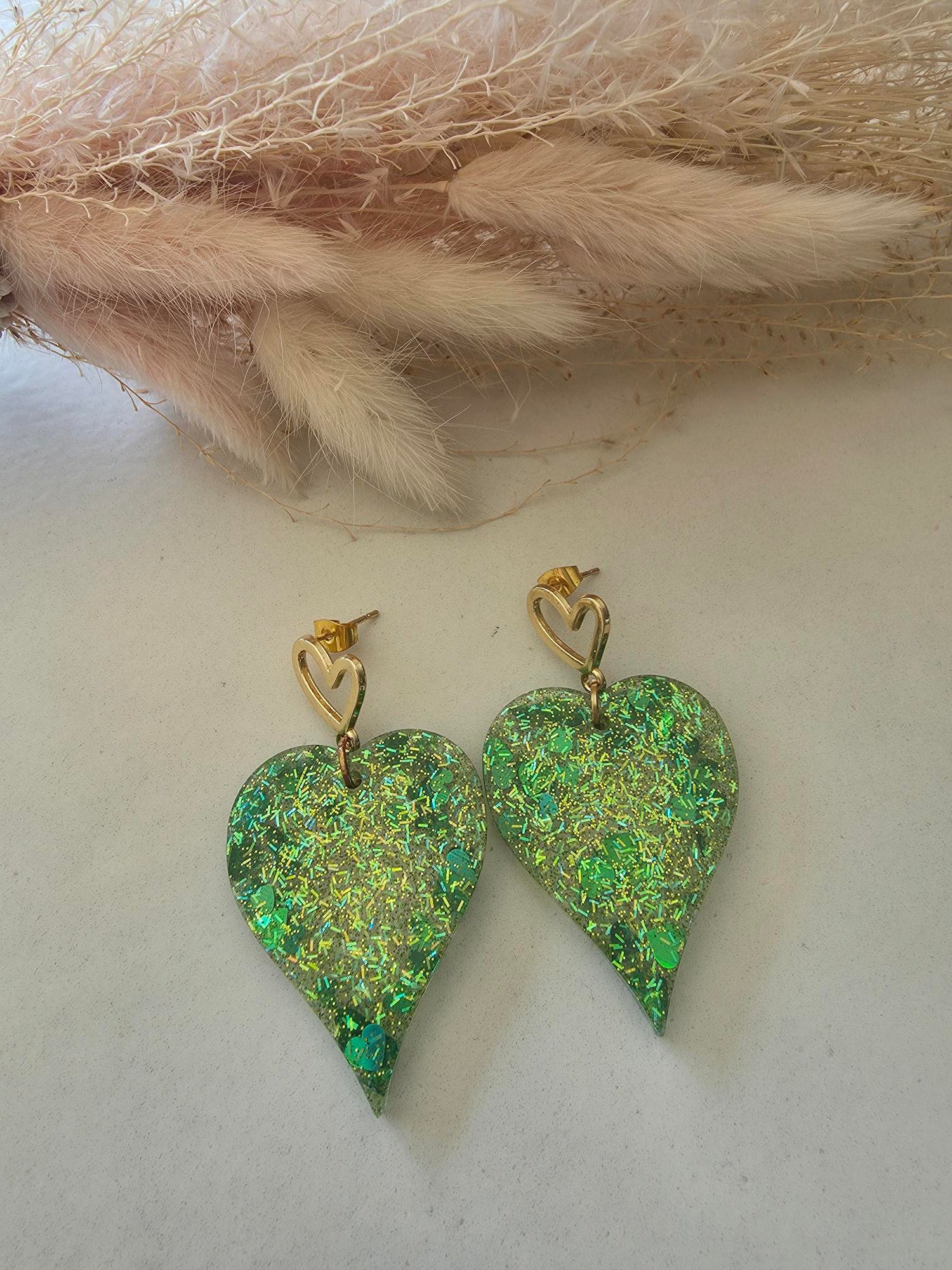 Boucles d'oreilles cœur en résine époxy vert pailletté irisé & puce cœur dorée
