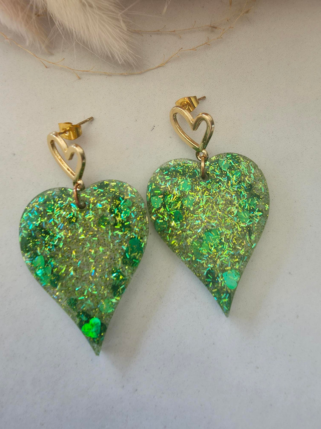 Boucles d'oreilles cœur en résine époxy vert pailletté irisé & puce cœur dorée