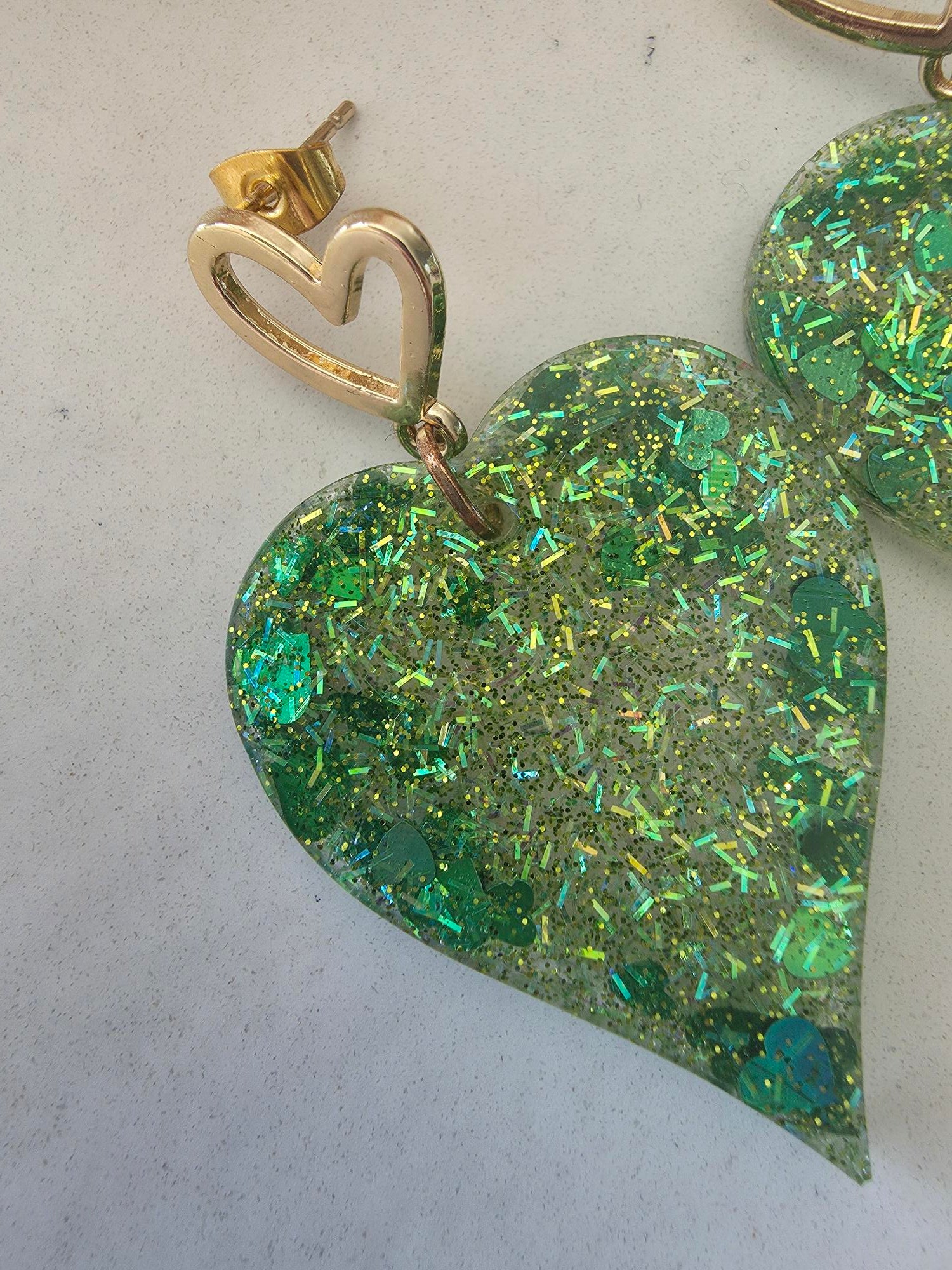 Boucles d'oreilles cœur en résine époxy vert pailletté irisé & puce cœur dorée