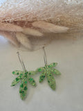 Boucles d'oreilles feuille en résine époxy vert pailletté irisé