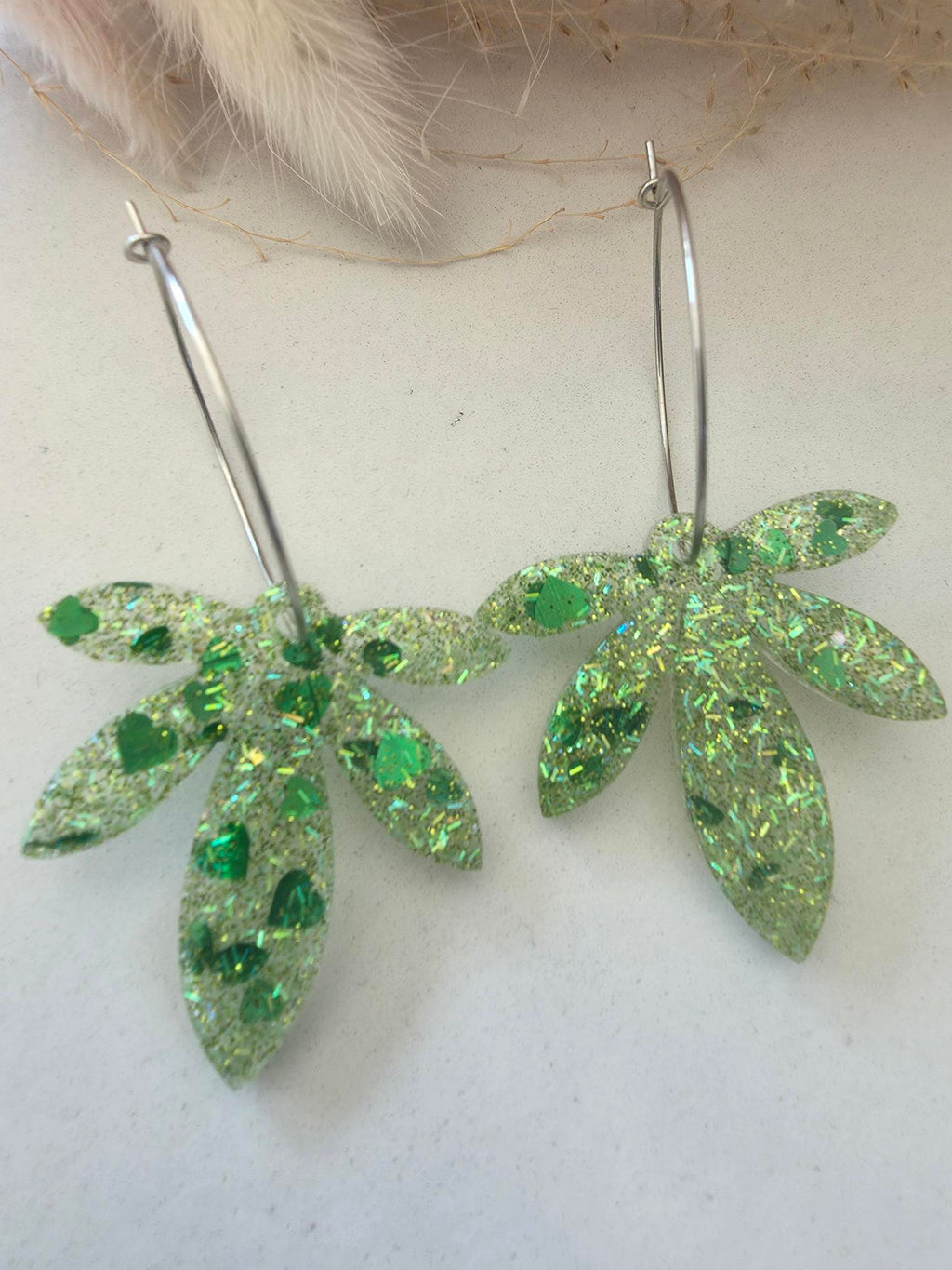Boucles d'oreilles feuille en résine époxy vert pailletté irisé