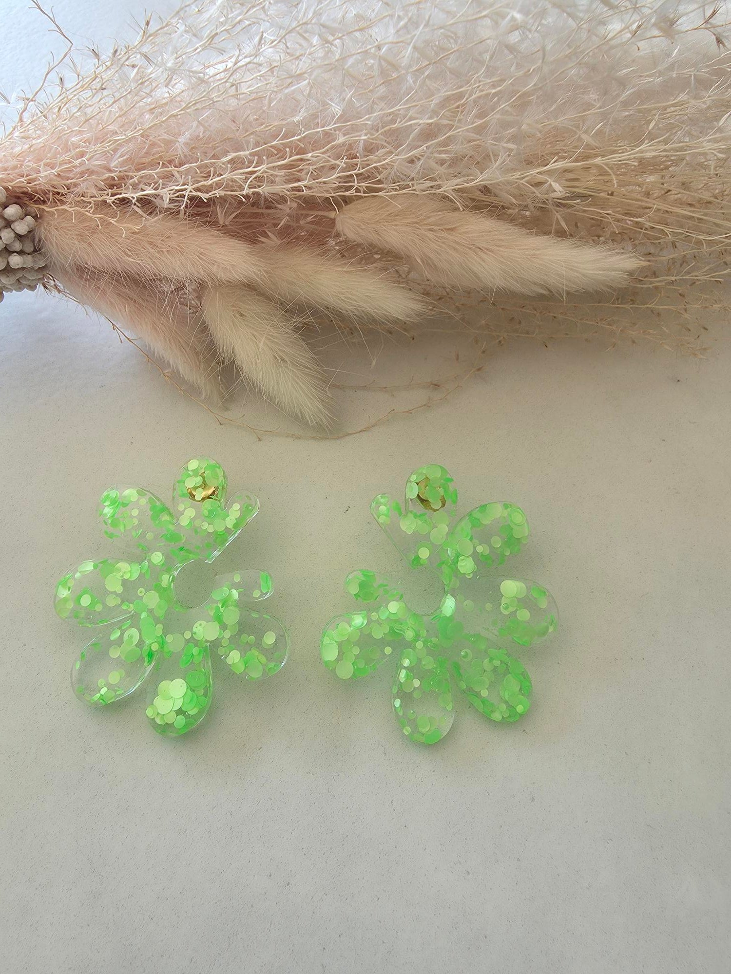 Boucles d'oreilles puces fleur en résine époxy vert fluo paillettes