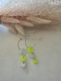 Boucles d'oreilles créoles disques jaune fluo & perles irisées en résine époxy