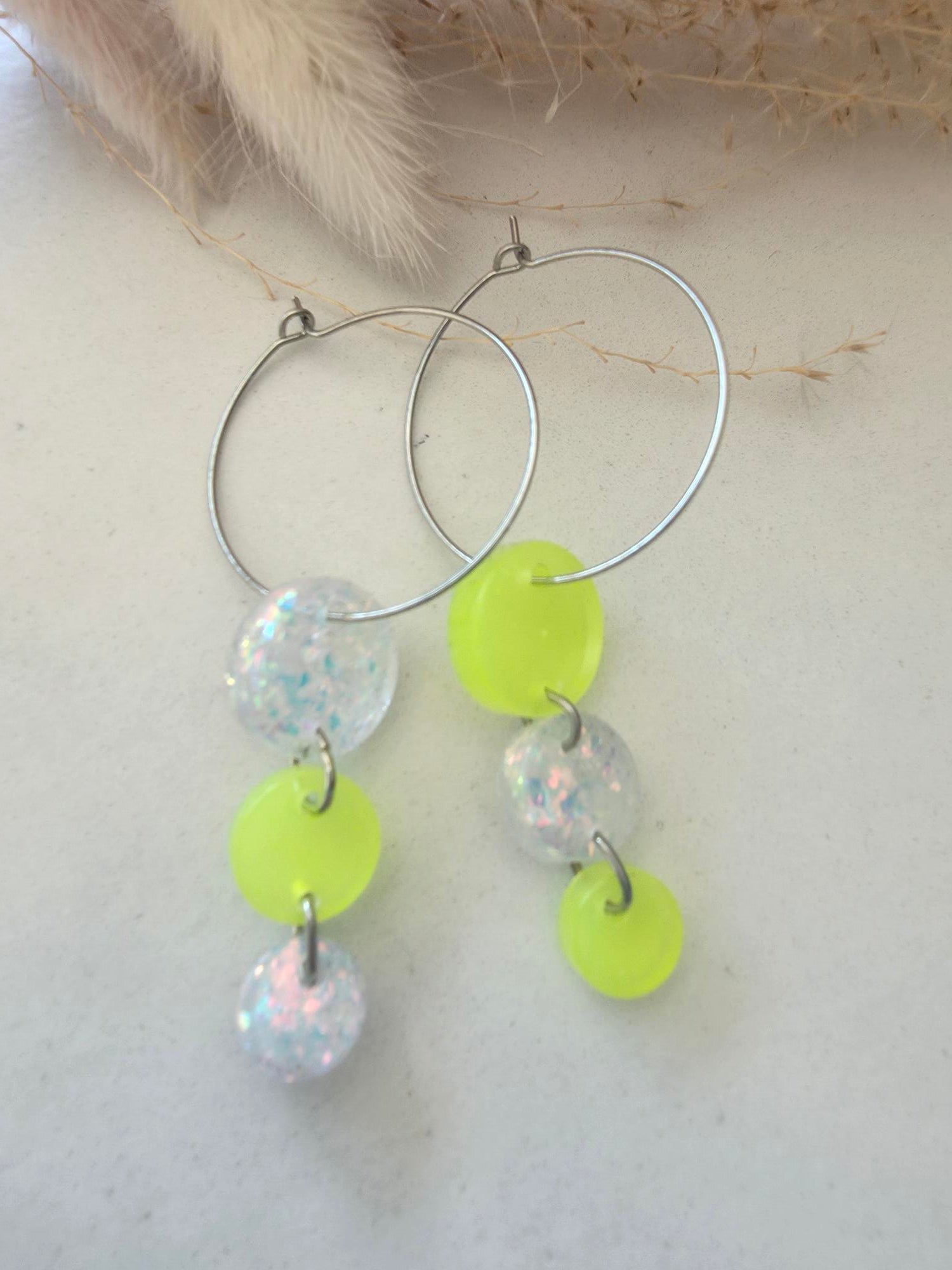 Boucles d'oreilles créoles disques jaune fluo & perles irisées en résine époxy