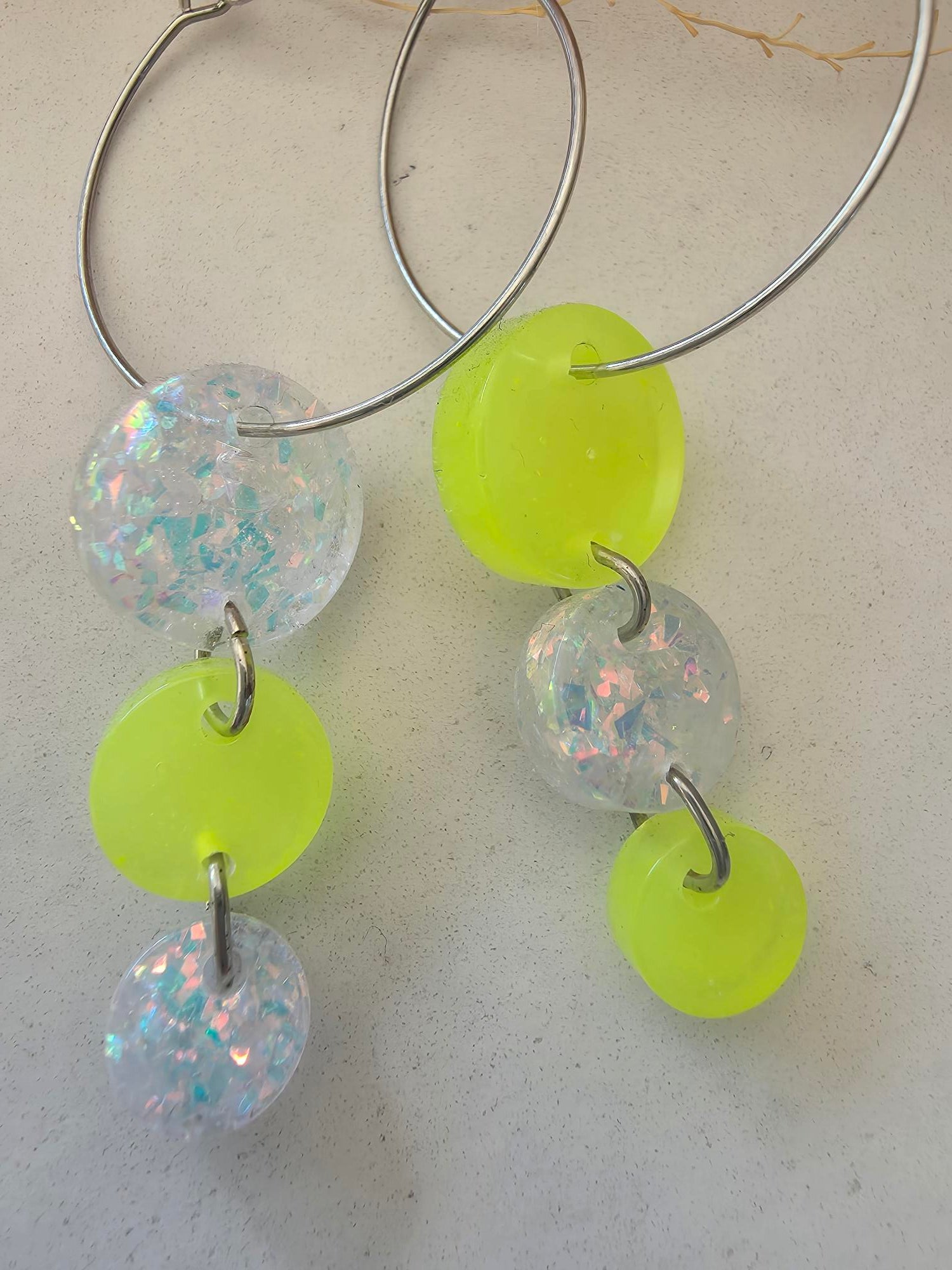 Boucles d'oreilles créoles disques jaune fluo & perles irisées en résine époxy