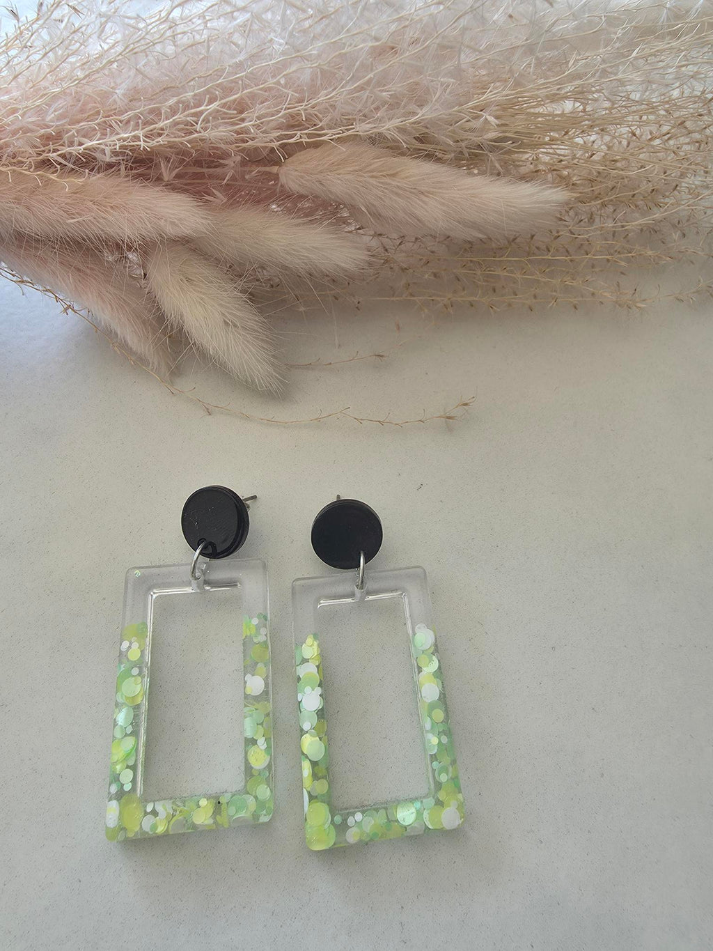 Boucles d'oreilles rectangle résine époxy confettis vert anis & puce noire