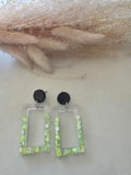 Boucles d'oreilles rectangle résine époxy confettis vert anis & puce noire