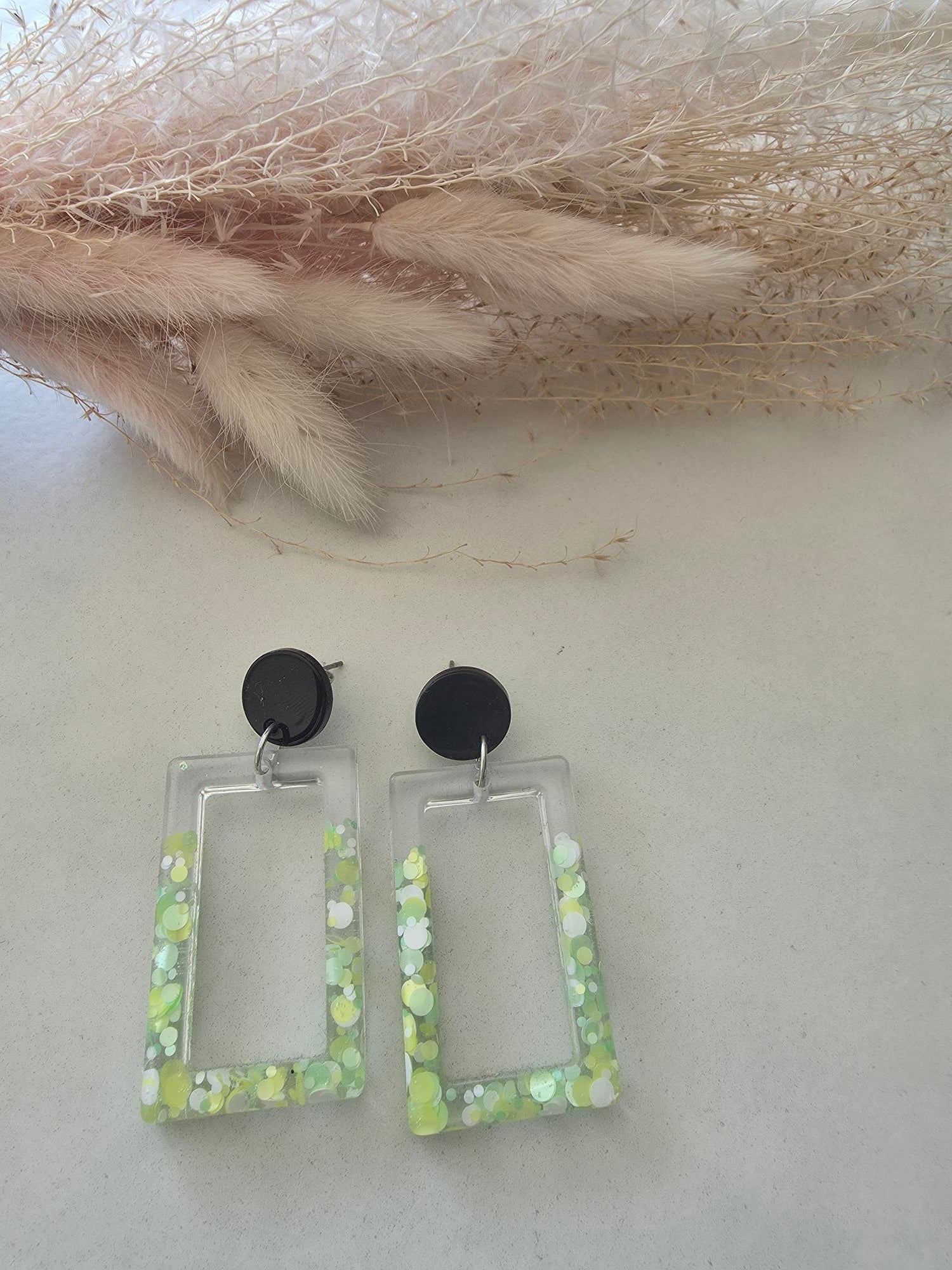 Boucles d'oreilles rectangle résine époxy confettis vert anis & puce noire