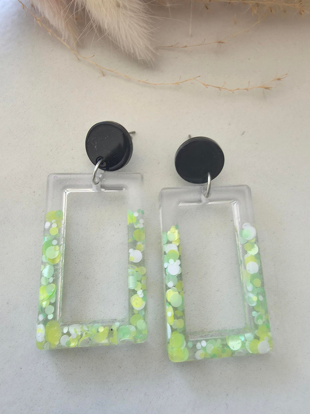 Boucles d'oreilles rectangle résine époxy confettis vert anis & puce noire