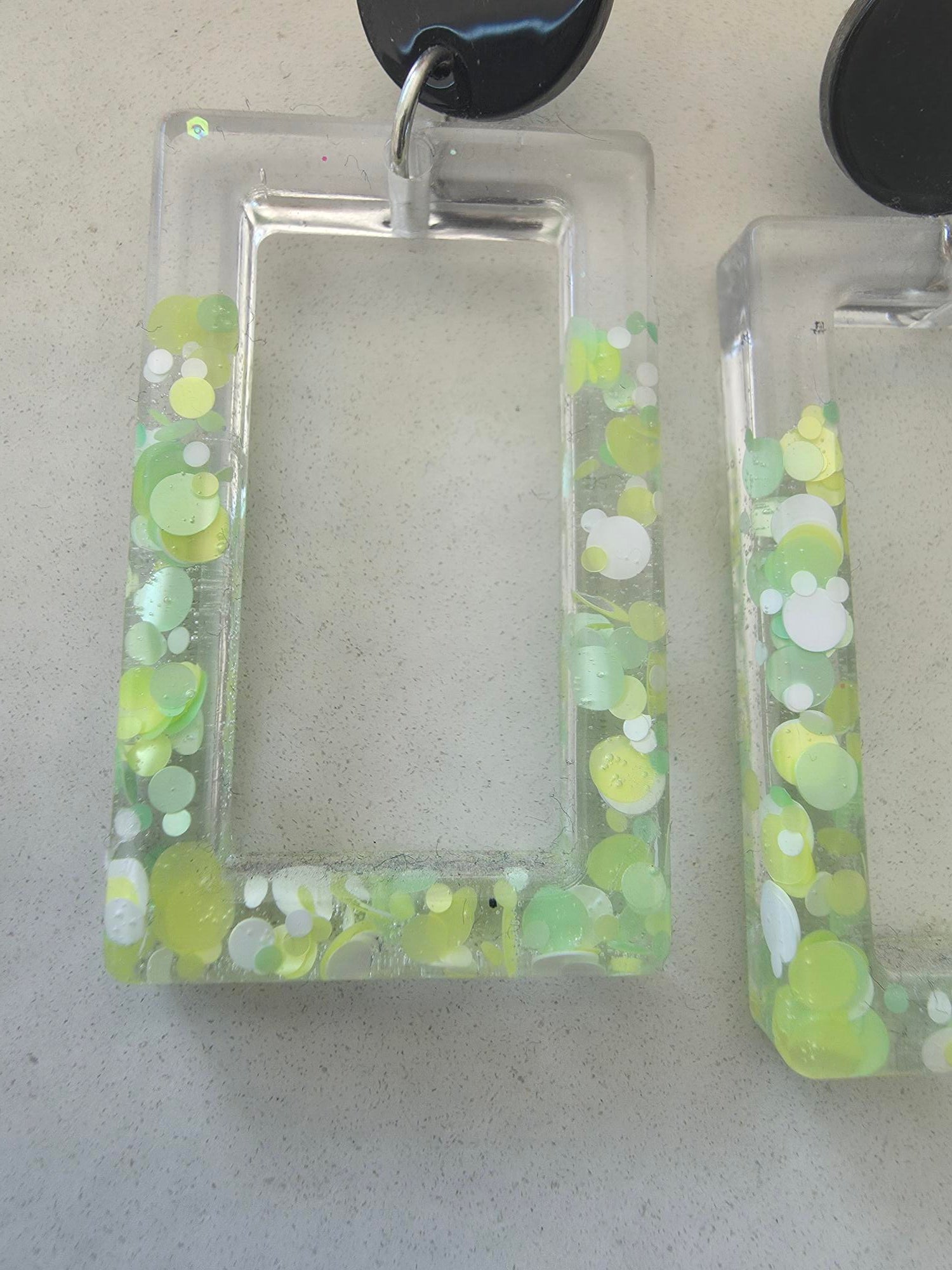 Boucles d'oreilles rectangle résine époxy confettis vert anis & puce noire