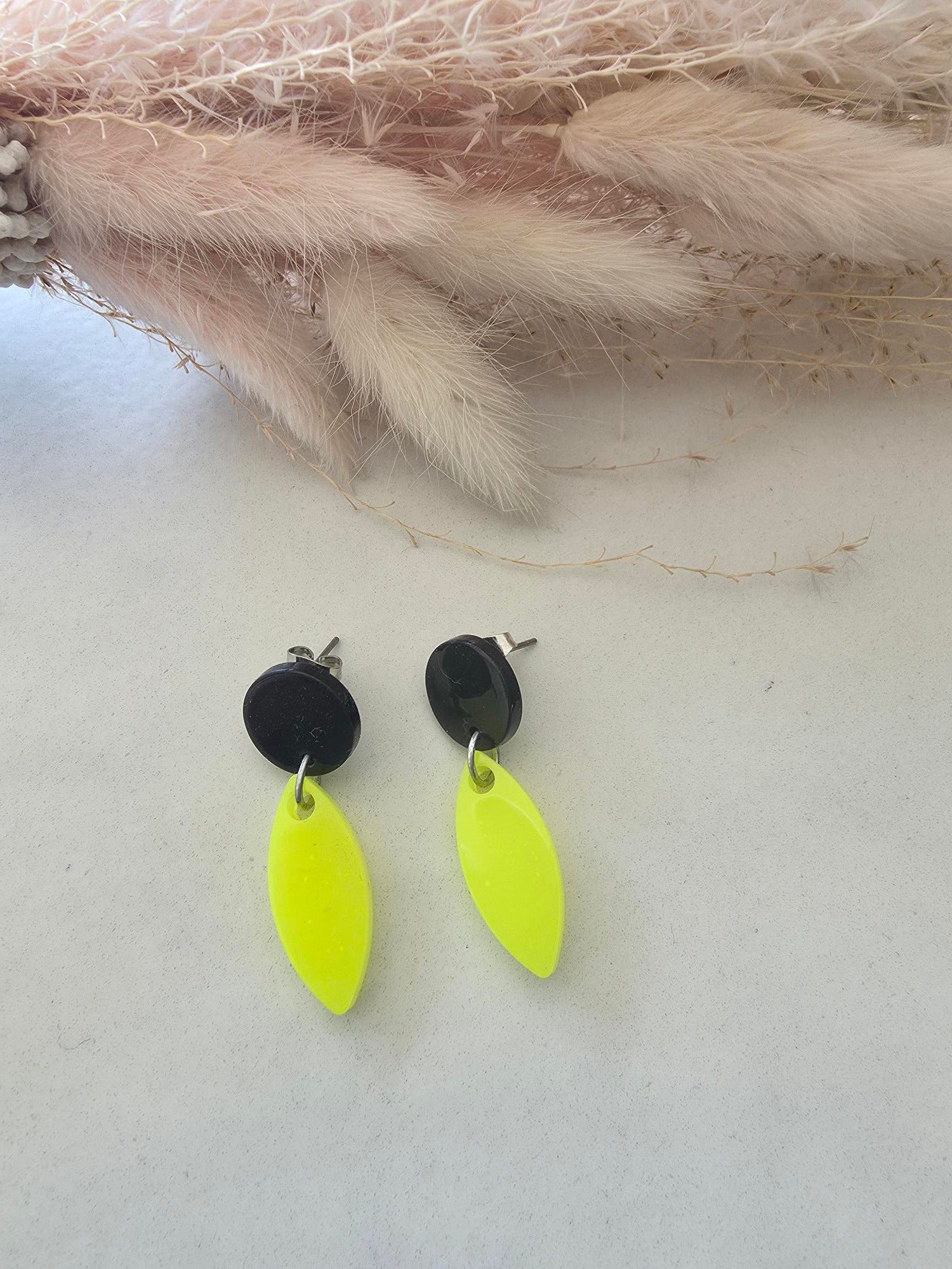 Boucles d'oreilles puce noire & pétale jaune fluo en résine époxy