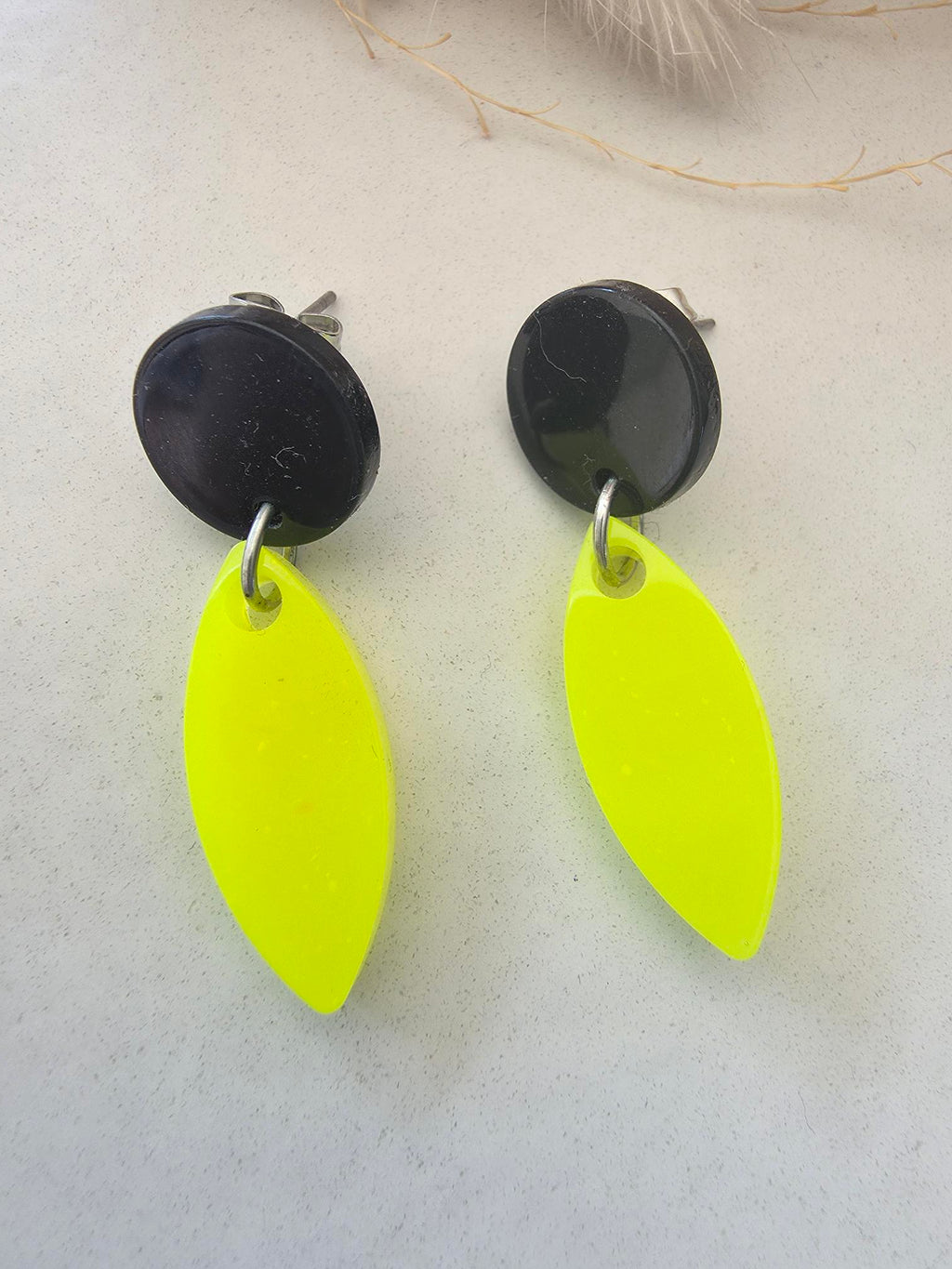 Boucles d'oreilles puce noire & pétale jaune fluo en résine époxy
