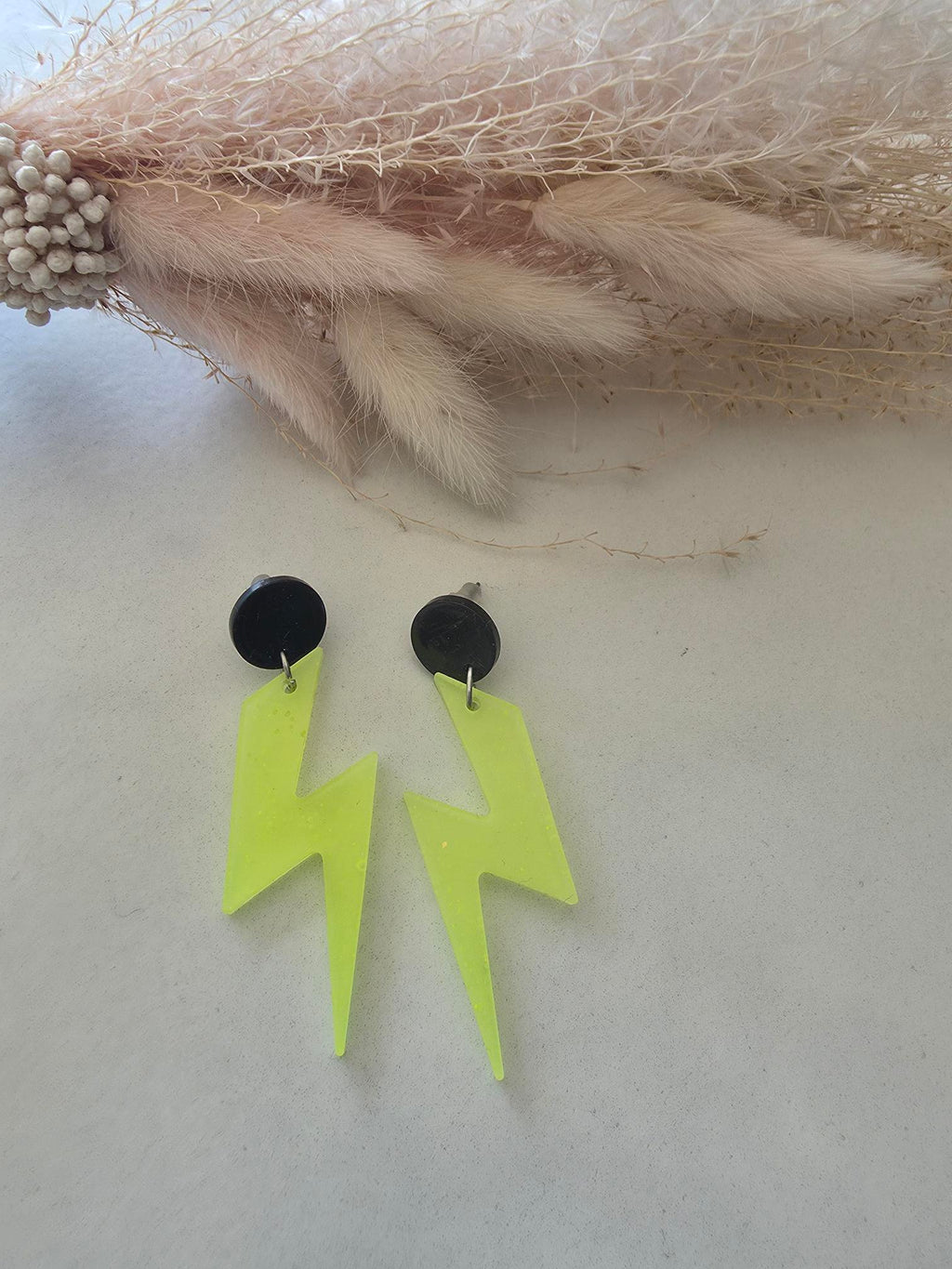 Boucles d'oreilles éclair jaune fluo & puce noire en résine époxy