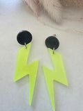 Boucles d'oreilles éclair jaune fluo & puce noire en résine époxy