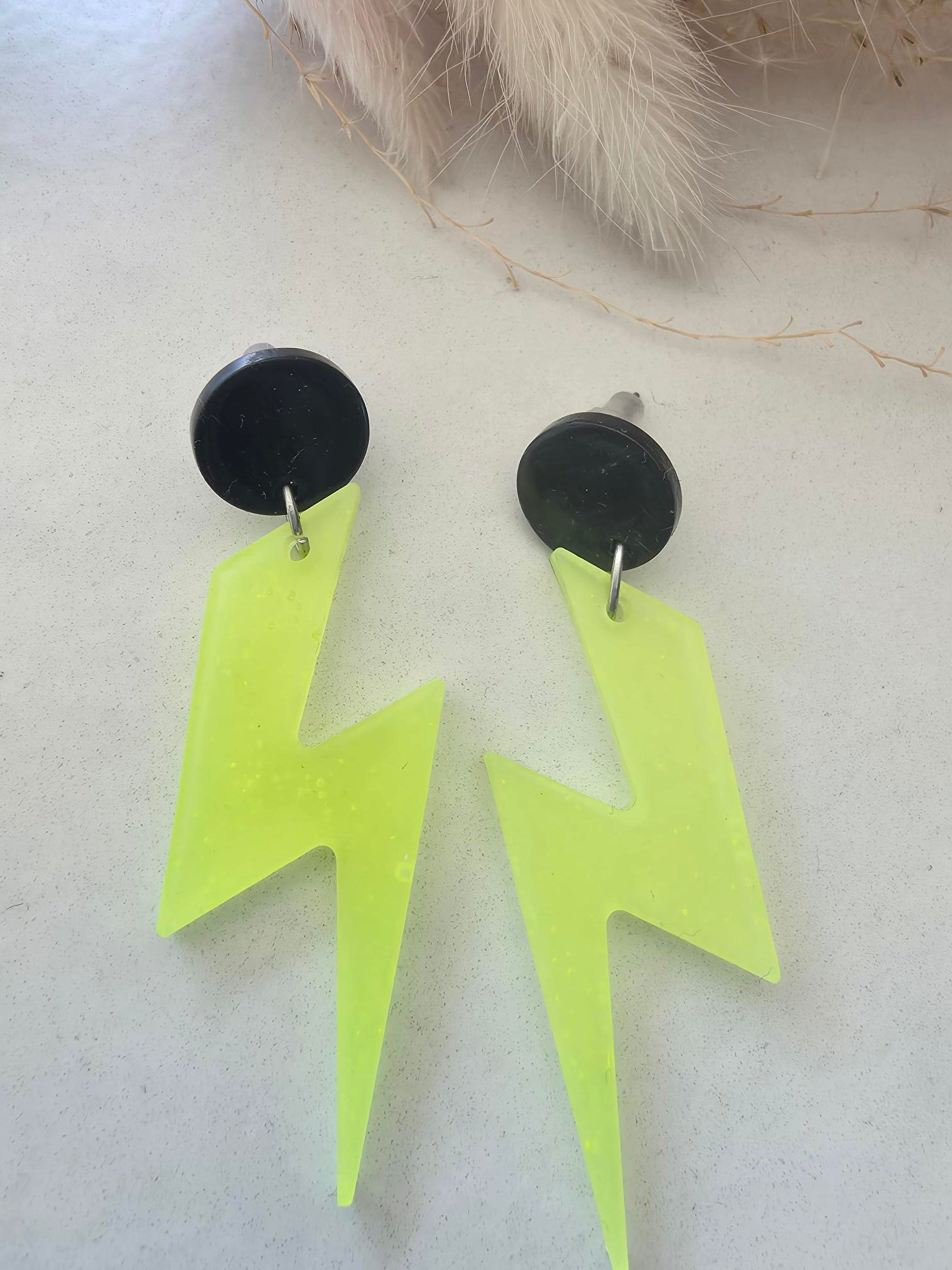 Boucles d'oreilles éclair jaune fluo & puce noire en résine époxy