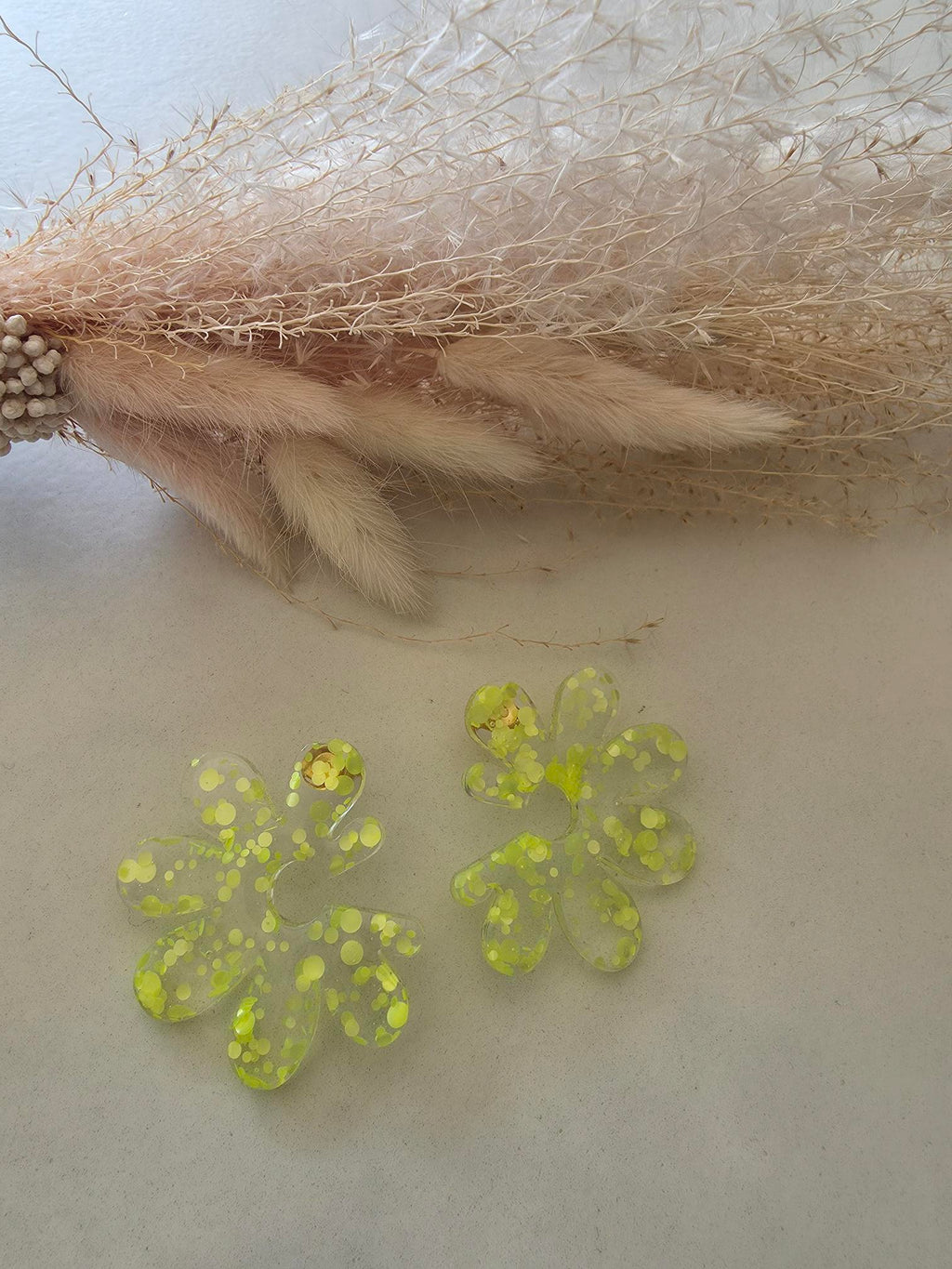 Boucles d'oreilles fleur en résine époxy jaune fluo paillettes