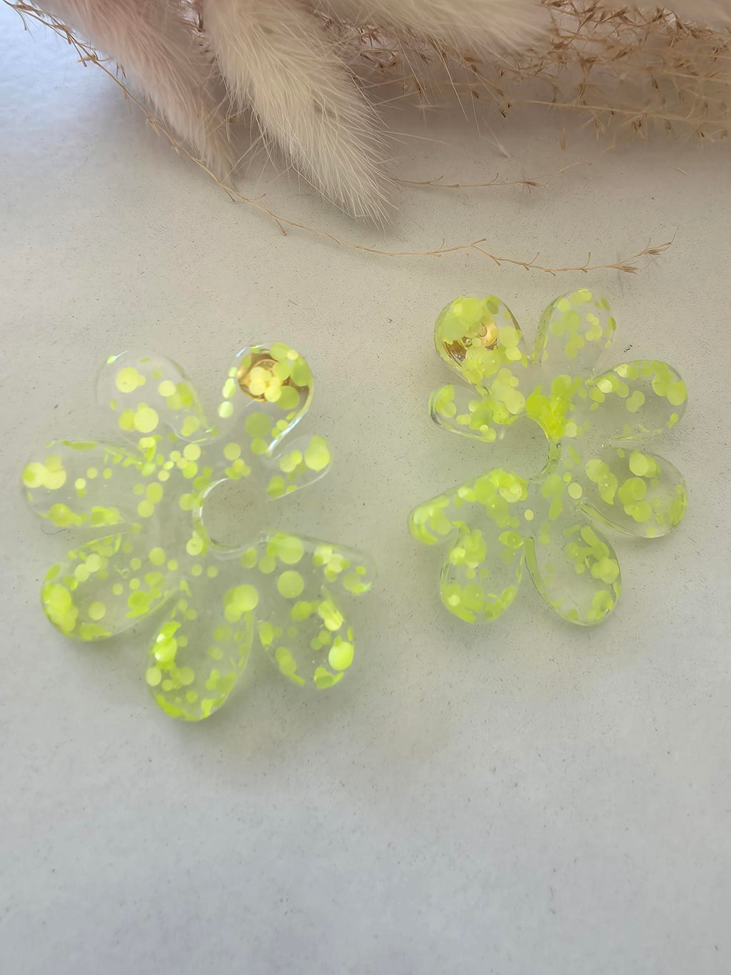 Boucles d'oreilles fleur en résine époxy jaune fluo paillettes