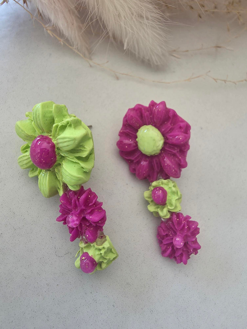 Boucles d'oreilles fleurs asymétriques vert anis & fuchsia en argile polymère
