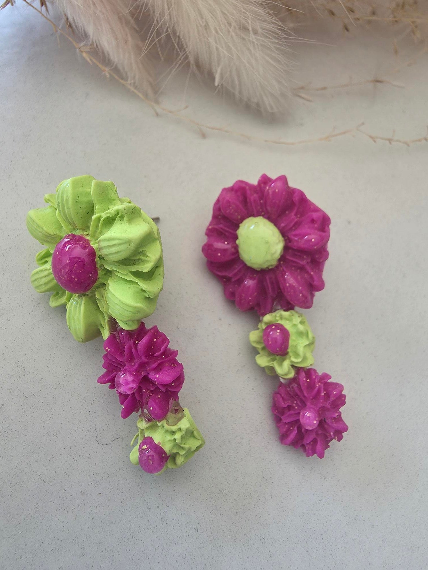 Boucles d'oreilles fleurs asymétriques vert anis & fuchsia en argile polymère