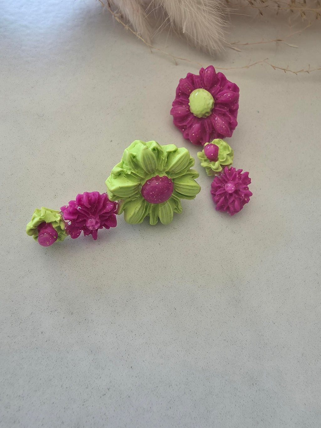 Boucles d'oreilles fleurs asymétriques vert anis & fuchsia en argile polymère