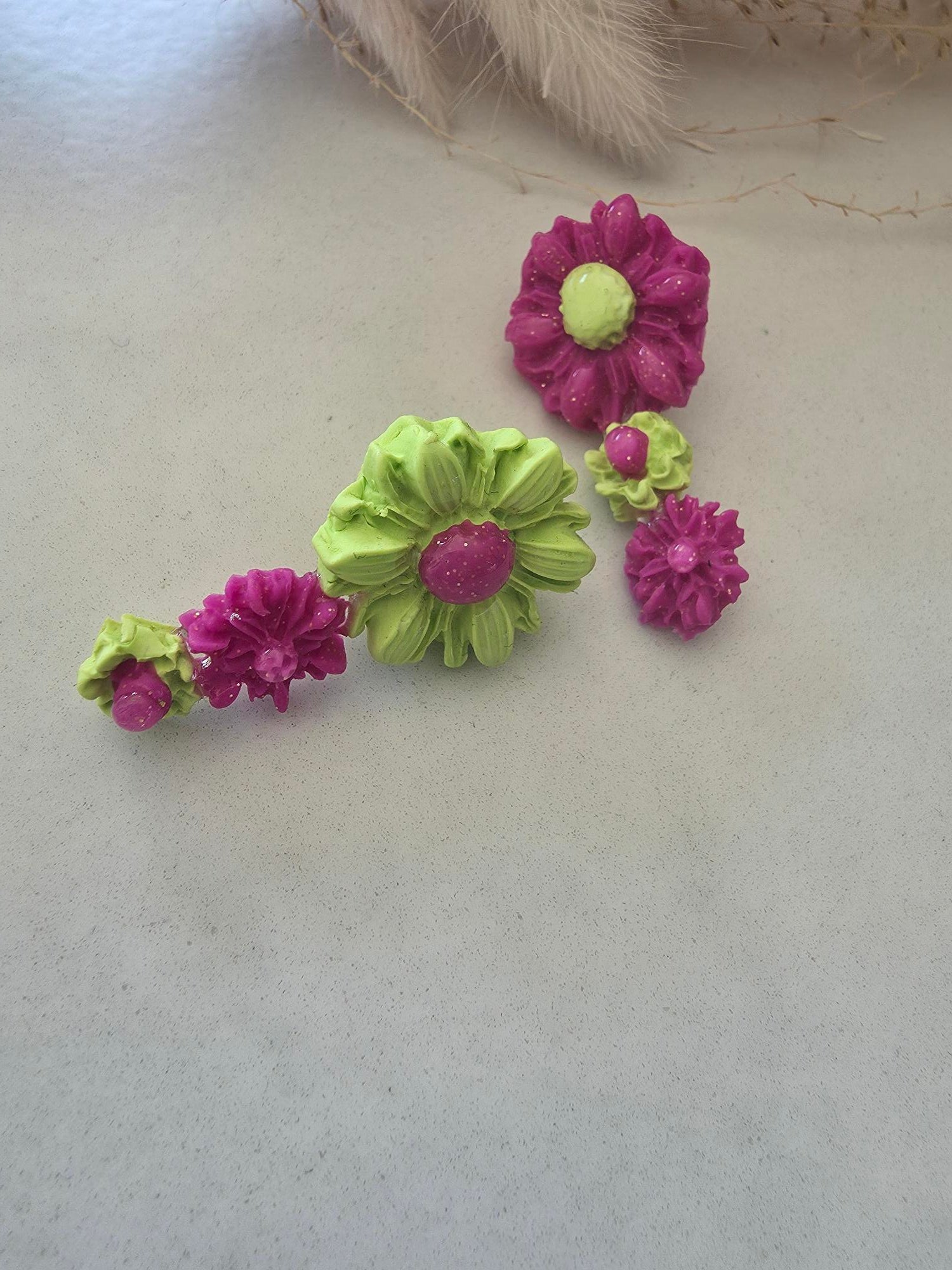 Boucles d'oreilles fleurs asymétriques vert anis & fuchsia en argile polymère