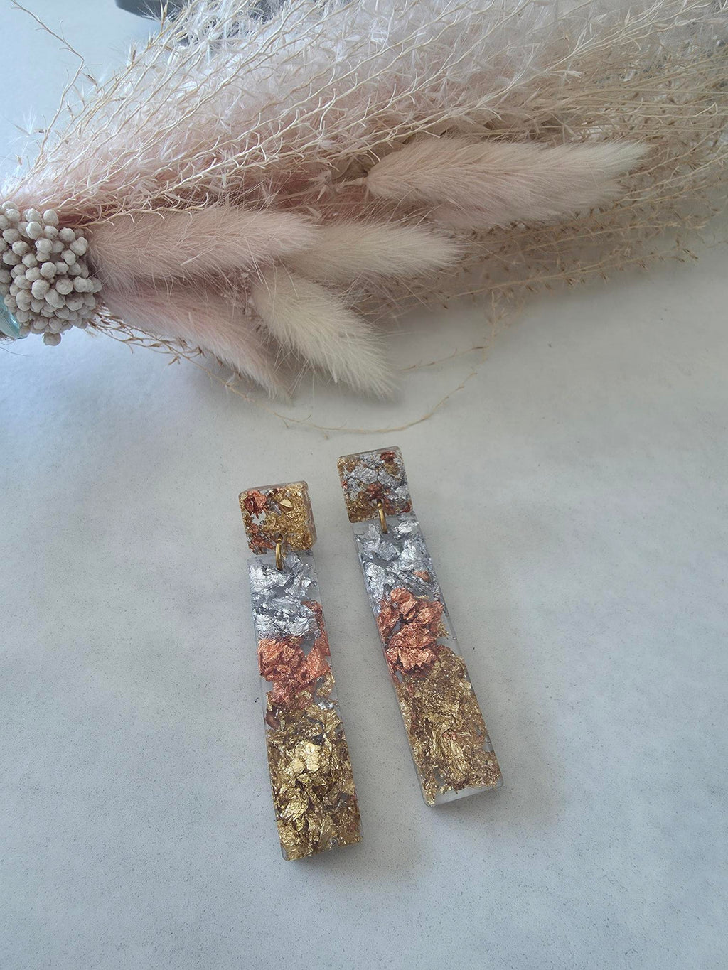 Boucles d'oreilles longues barres résine époxy – feuilles d'or, argent & cuivre (paire)