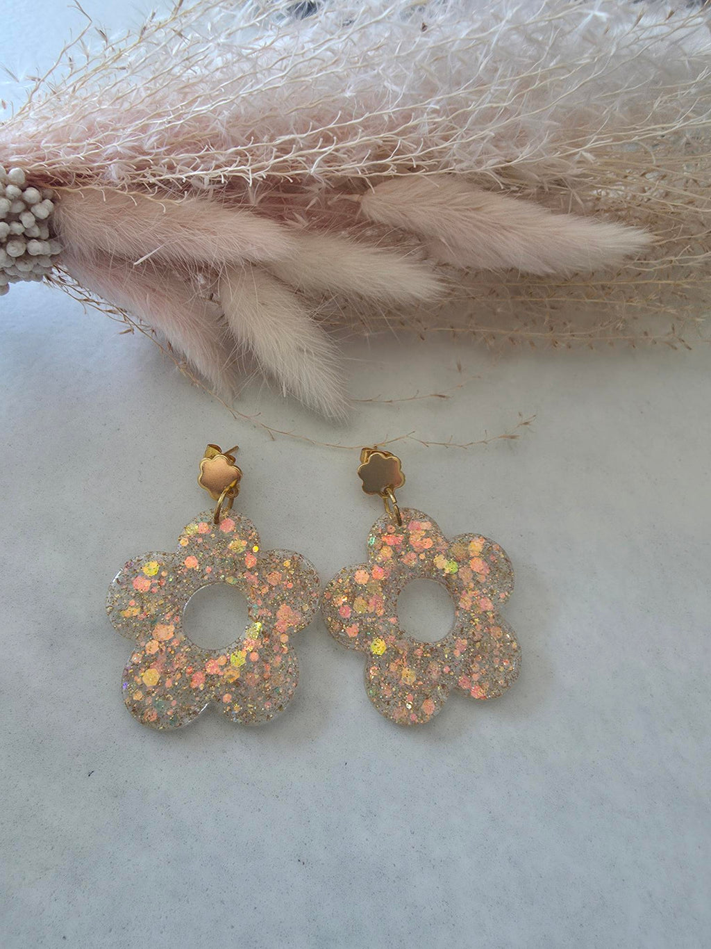 Boucles d'oreilles pendantes fleur résine époxy paillettée holographique or & rose – puce fleur dorée (paire)