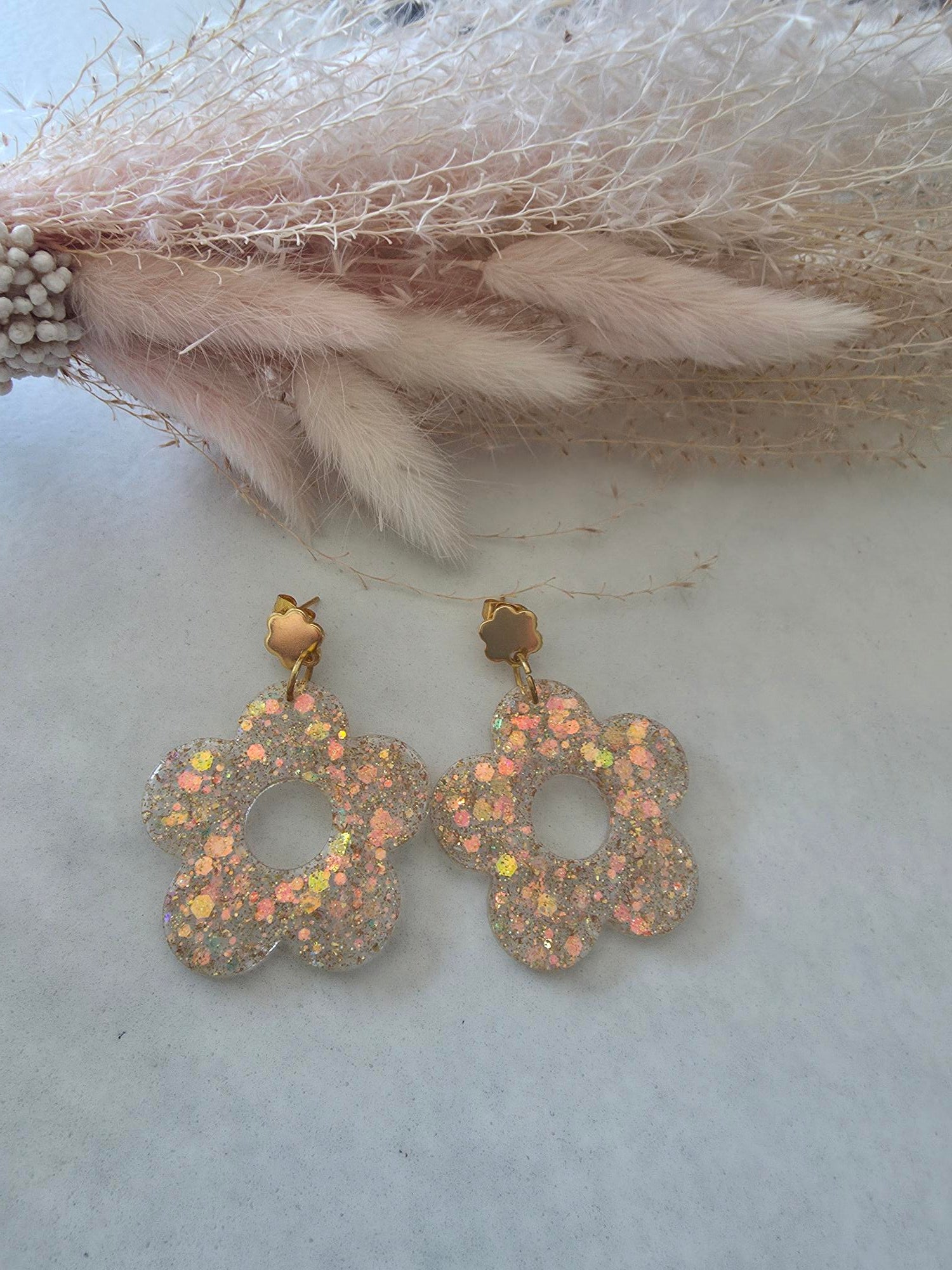 Boucles d'oreilles pendantes fleur résine époxy paillettée holographique or & rose – puce fleur dorée (paire)
