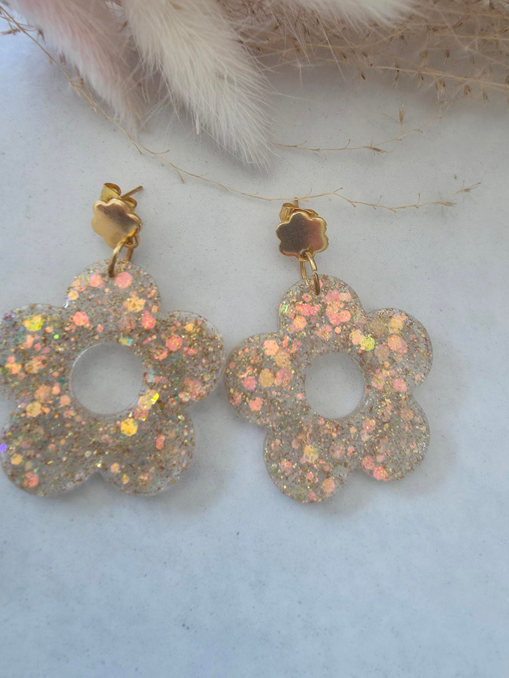 Boucles d'oreilles pendantes fleur résine époxy paillettée holographique or & rose – puce fleur dorée (paire)