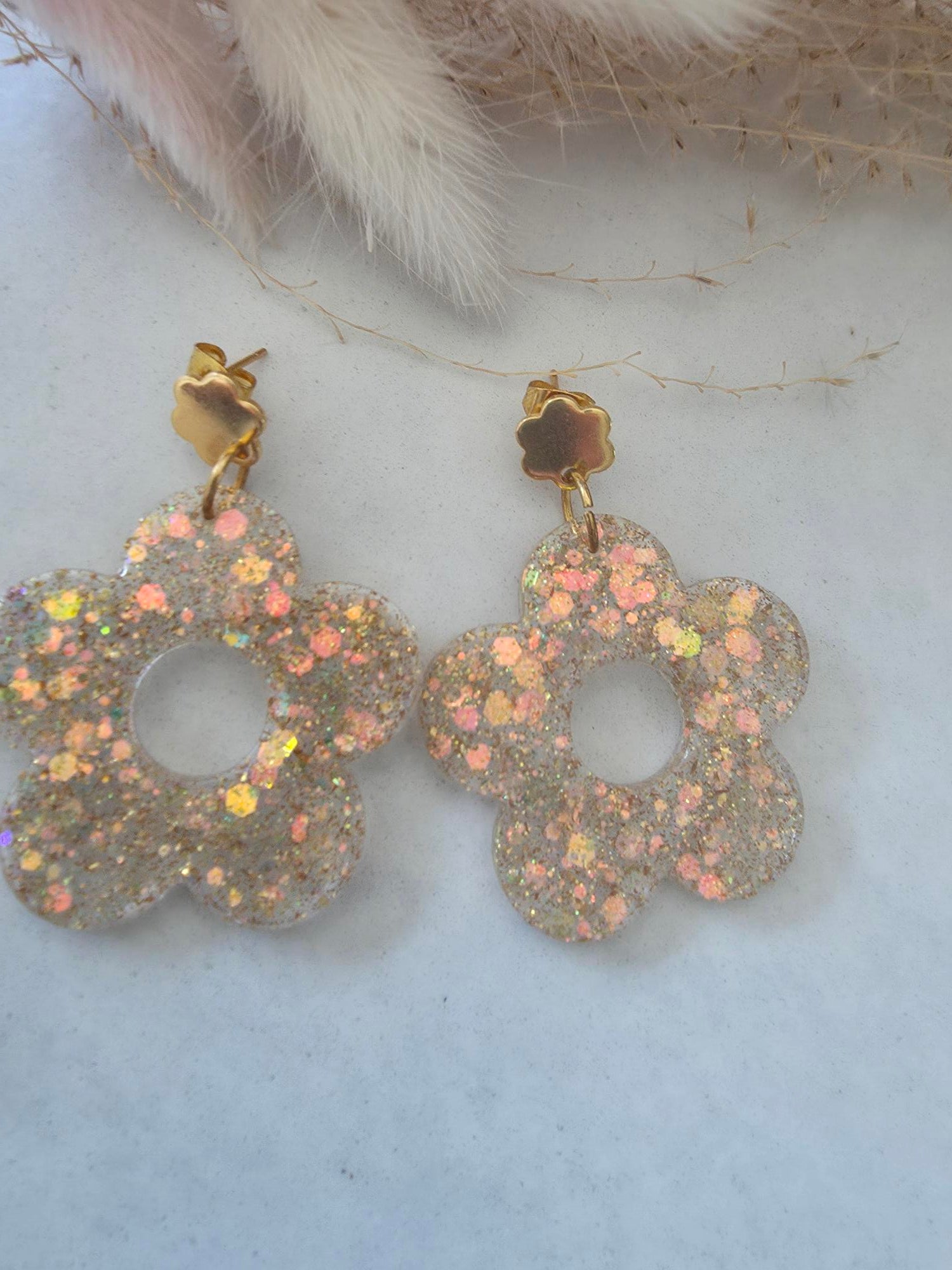 Boucles d'oreilles pendantes fleur résine époxy paillettée holographique or & rose – puce fleur dorée (paire)