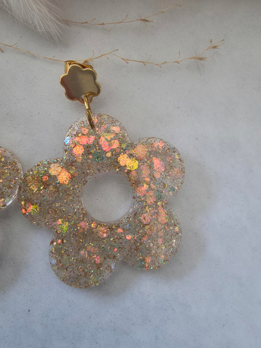 Boucles d'oreilles pendantes fleur résine époxy paillettée holographique or & rose – puce fleur dorée (paire)