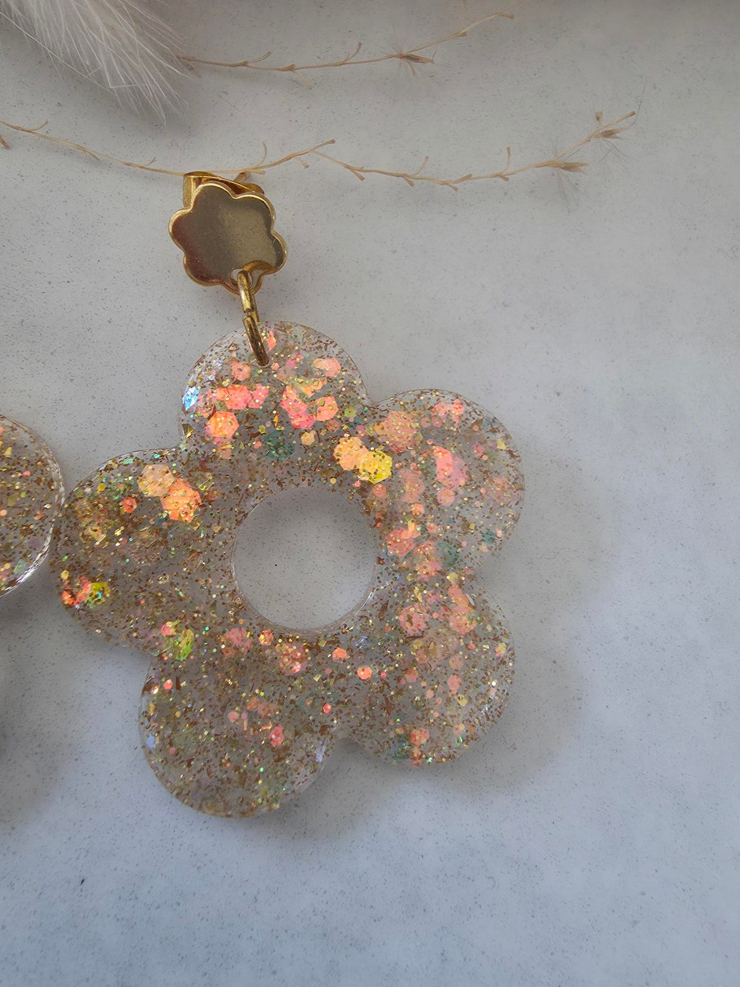 Boucles d'oreilles pendantes fleur résine époxy paillettée holographique or & rose – puce fleur dorée (paire)