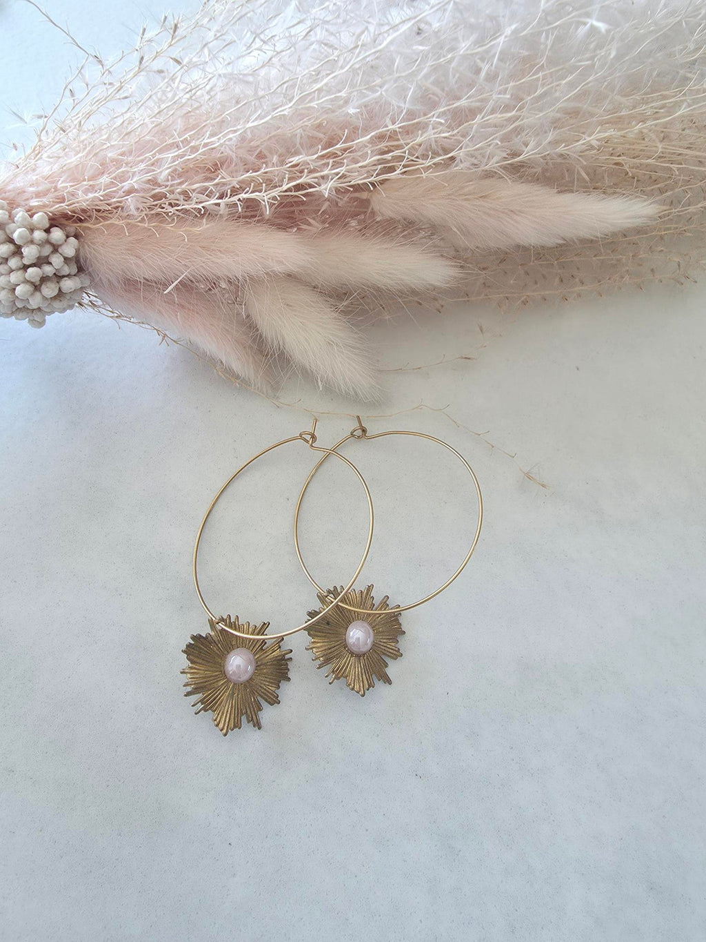 Boucles d'oreilles créoles dorées – charm soleil doré & perle nacrée rose (paire)