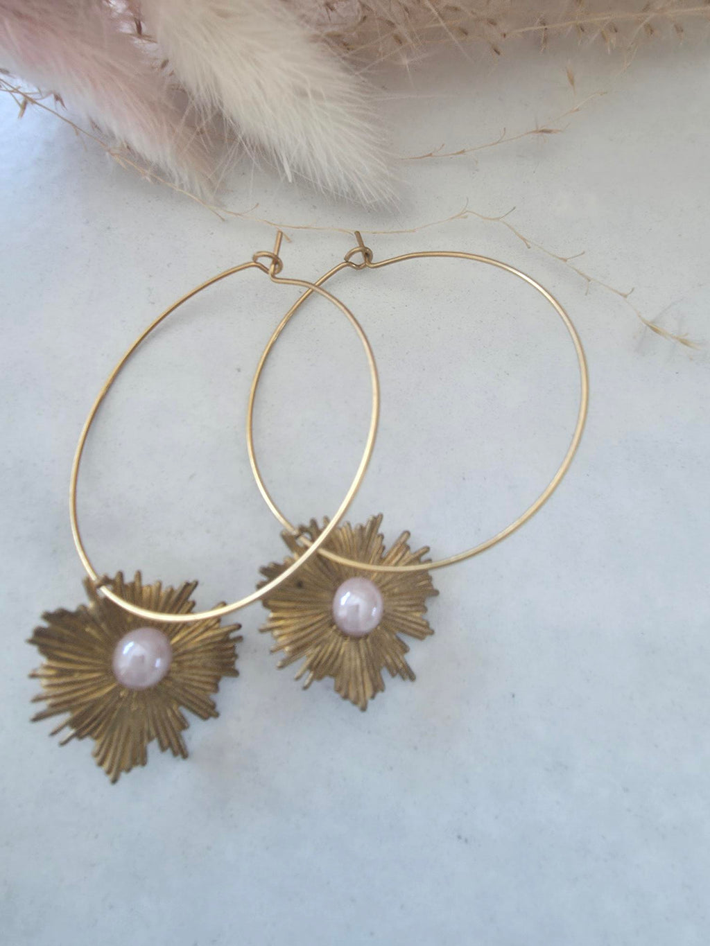 Boucles d'oreilles créoles dorées – charm soleil doré & perle nacrée rose (paire)