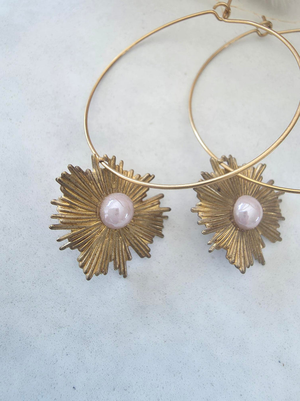 Boucles d'oreilles créoles dorées – charm soleil doré & perle nacrée rose (paire)