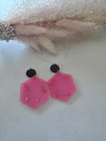 Boucles d'oreilles pendantes hexagone résine époxy rose fuchsia & feuilles de cuivre – puce ronde noire (paire)