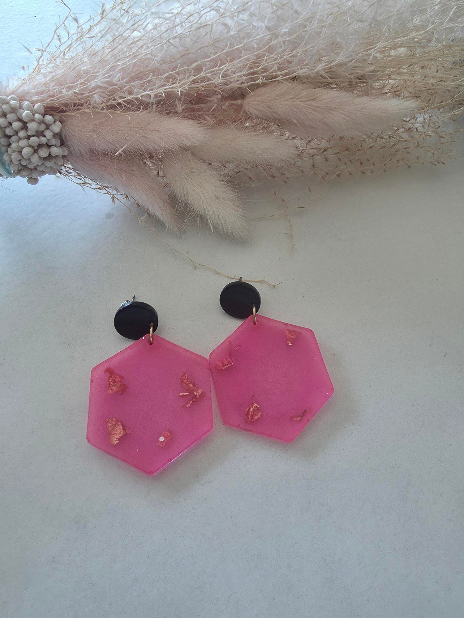 Boucles d'oreilles pendantes hexagone résine époxy rose fuchsia & feuilles de cuivre – puce ronde noire (paire)
