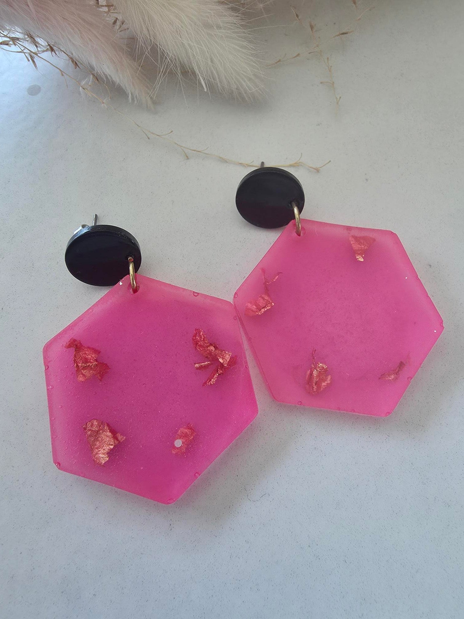 Boucles d'oreilles pendantes hexagone résine époxy rose fuchsia & feuilles de cuivre – puce ronde noire (paire)