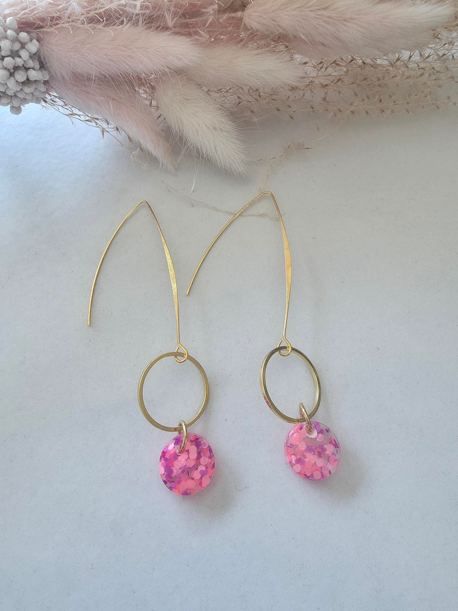 Boucles d'oreilles longues dormeuses dorées – anneau doré & disque résine époxy confettis rose fuchsia & violet (paire)