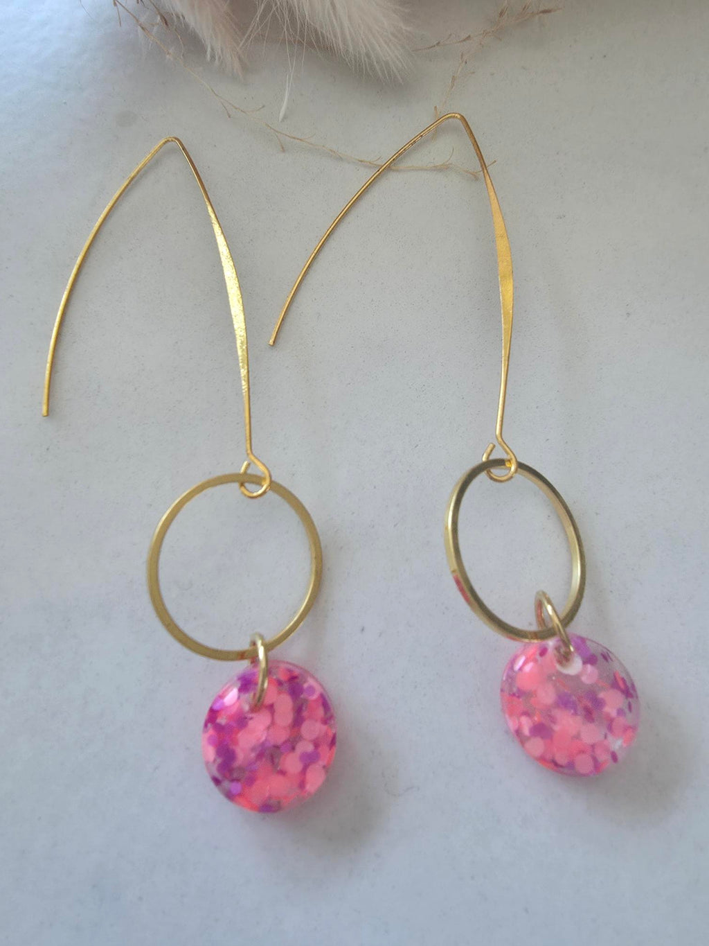 Boucles d'oreilles longues dormeuses dorées – anneau doré & disque résine époxy confettis rose fuchsia & violet (paire)
