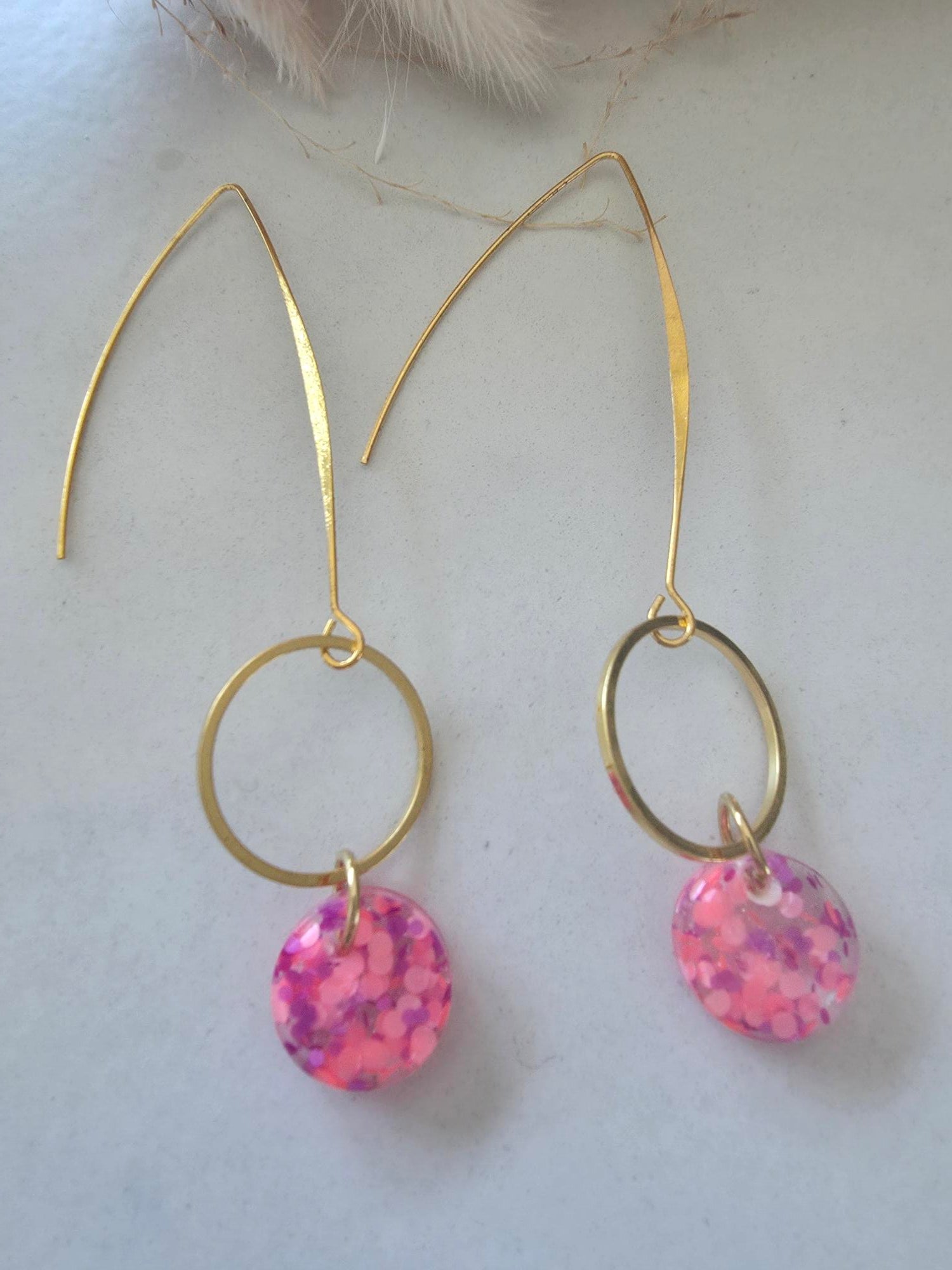 Boucles d'oreilles longues dormeuses dorées – anneau doré & disque résine époxy confettis rose fuchsia & violet (paire)