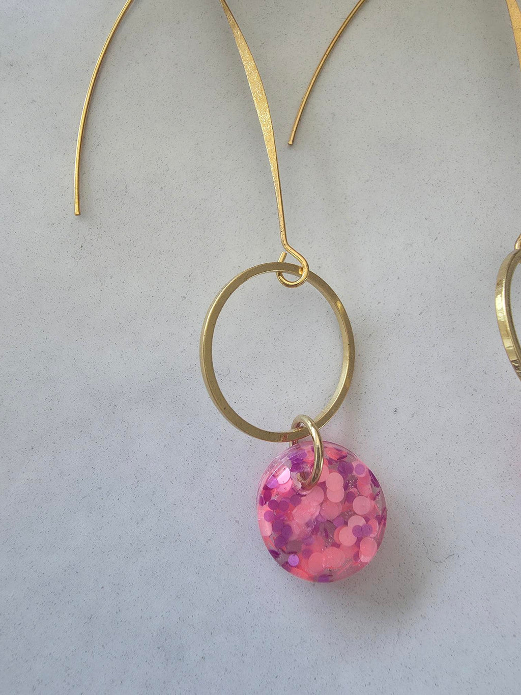 Boucles d'oreilles longues dormeuses dorées – anneau doré & disque résine époxy confettis rose fuchsia & violet (paire)