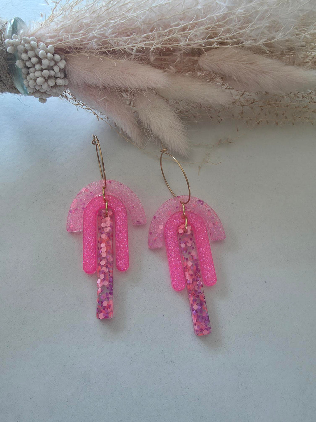 Boucles d'oreilles pendantes créole dorée – arc résine époxy rose pailletté & barre confettis rose violet (paire)