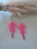 Boucles d'oreilles pendantes créole dorée – arc résine époxy rose pailletté & barre confettis rose violet (paire)