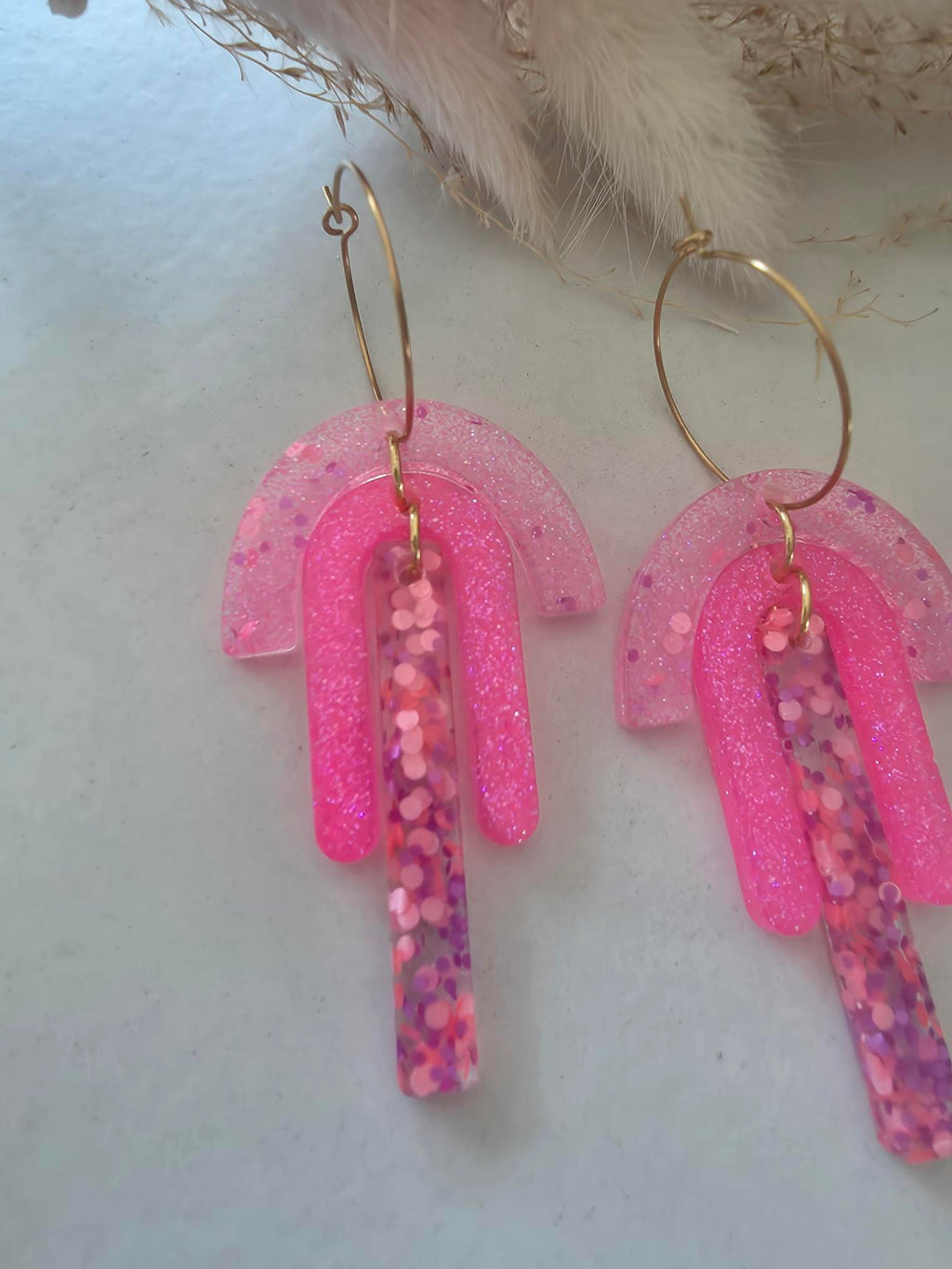 Boucles d'oreilles pendantes créole dorée – arc résine époxy rose pailletté & barre confettis rose violet (paire)