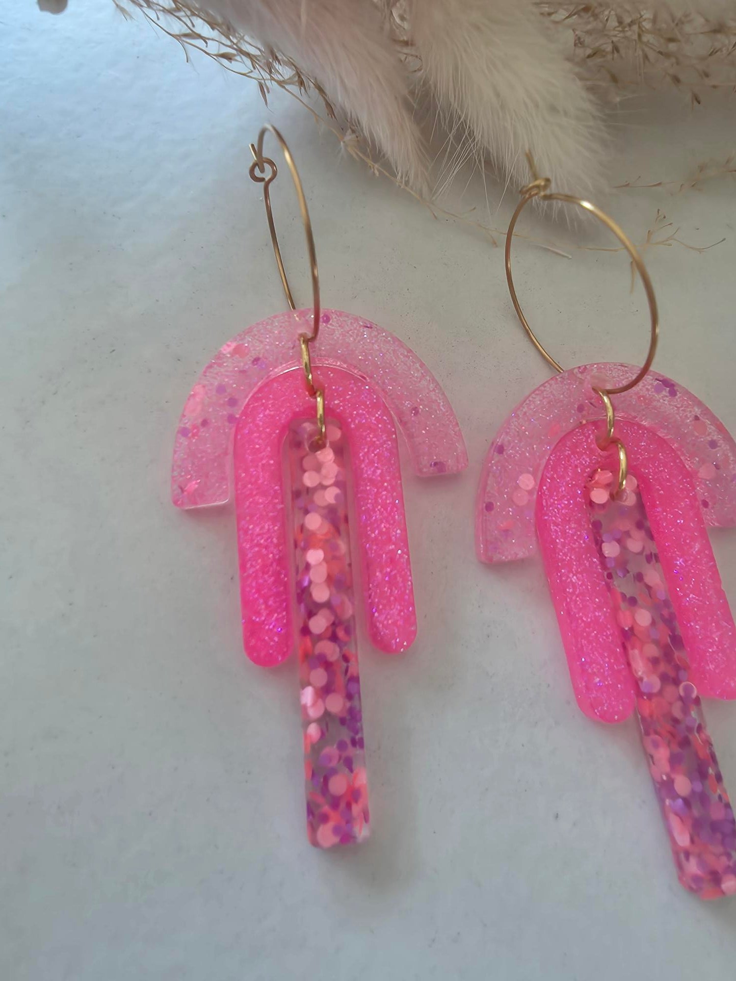 Boucles d'oreilles pendantes créole dorée – arc résine époxy rose pailletté & barre confettis rose violet (paire)